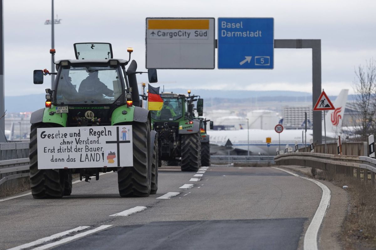 Protest cu tractoare în zona aeroportului din Frankfurt. Fermierii au perturbat accesul pe cel mai mare aeroport al Germaniei
