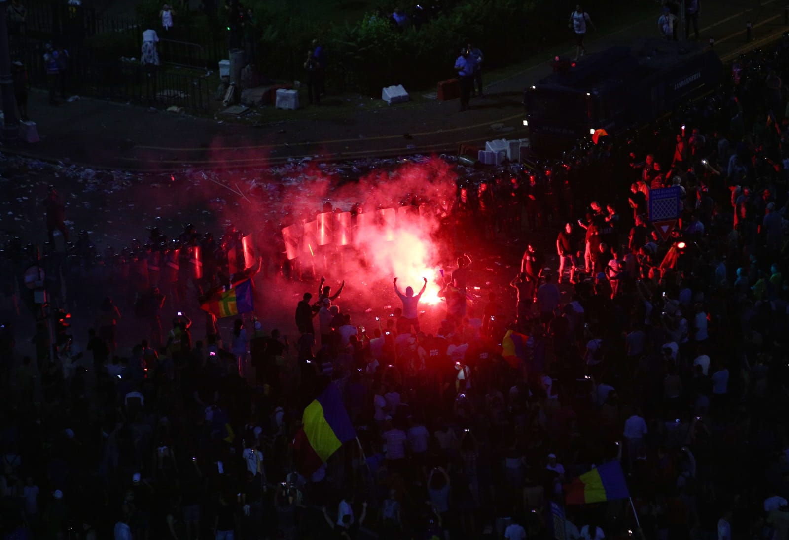 VIDEO/ Imagini din mijlocul războiului dintre protestatari şi jandarmi. Forţele de ordine au evacuat forţat Piaţa Victoriei