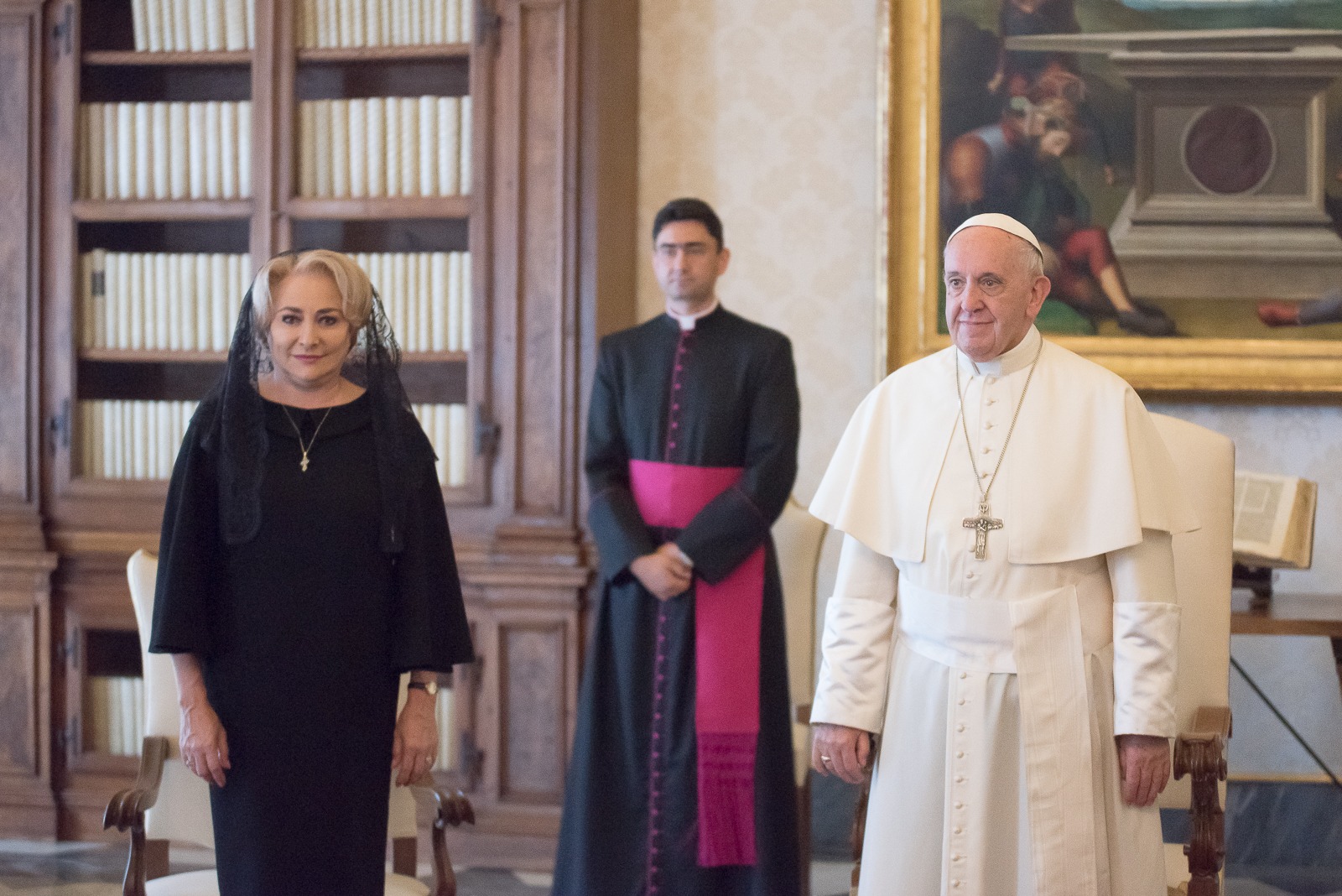 Premierul Viorica Dăncilă, în vizită la Vatican; Suveranul Pontif ar putea veni în România (VIDEO FĂRĂ SUNET)
