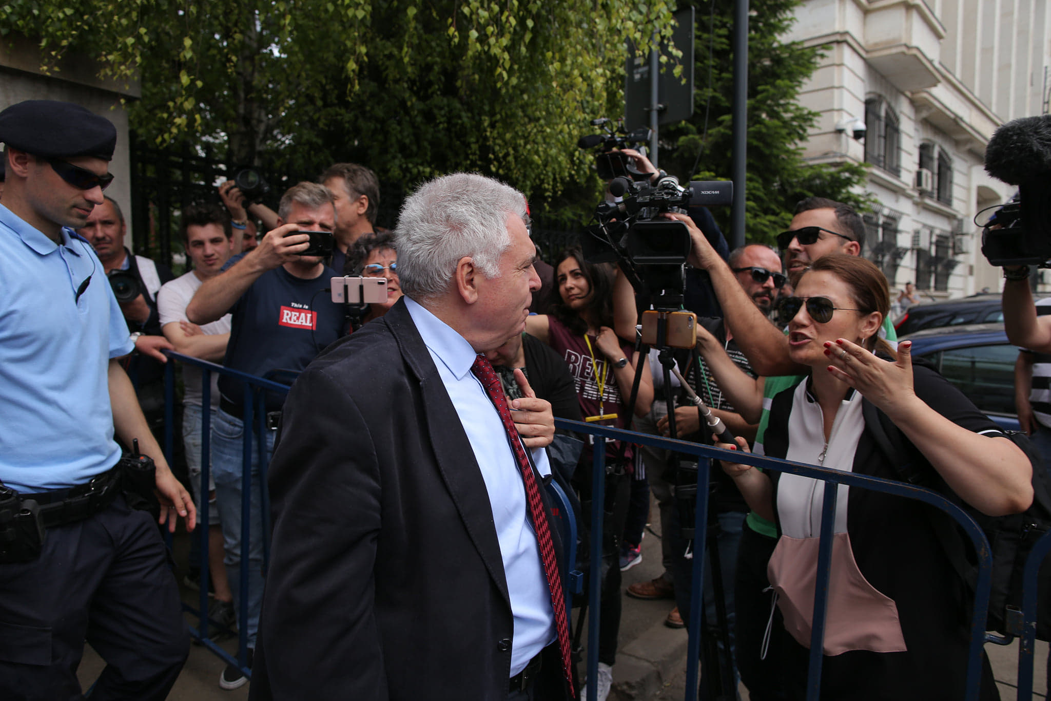 Adrian Severin, huiduit de protestatari la Instanța Supremă. Fostul europarlamentar a cerut anularea condamnării pentru fapte de corupție / FOTO