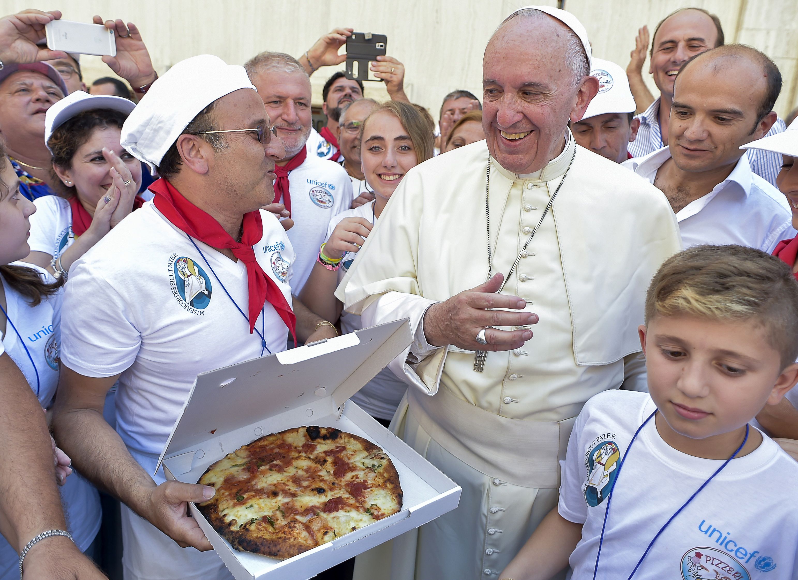 Papa Francisc, „petrecere” cu pizza în cinstea sanctificării Maicii Tereza / FOTO