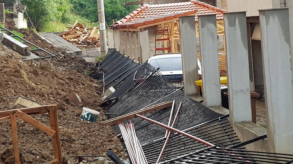 Alunecare de teren în Sibiu. Locatarii unui bloc au fost mutați, după ce pământul a luat-o la vale