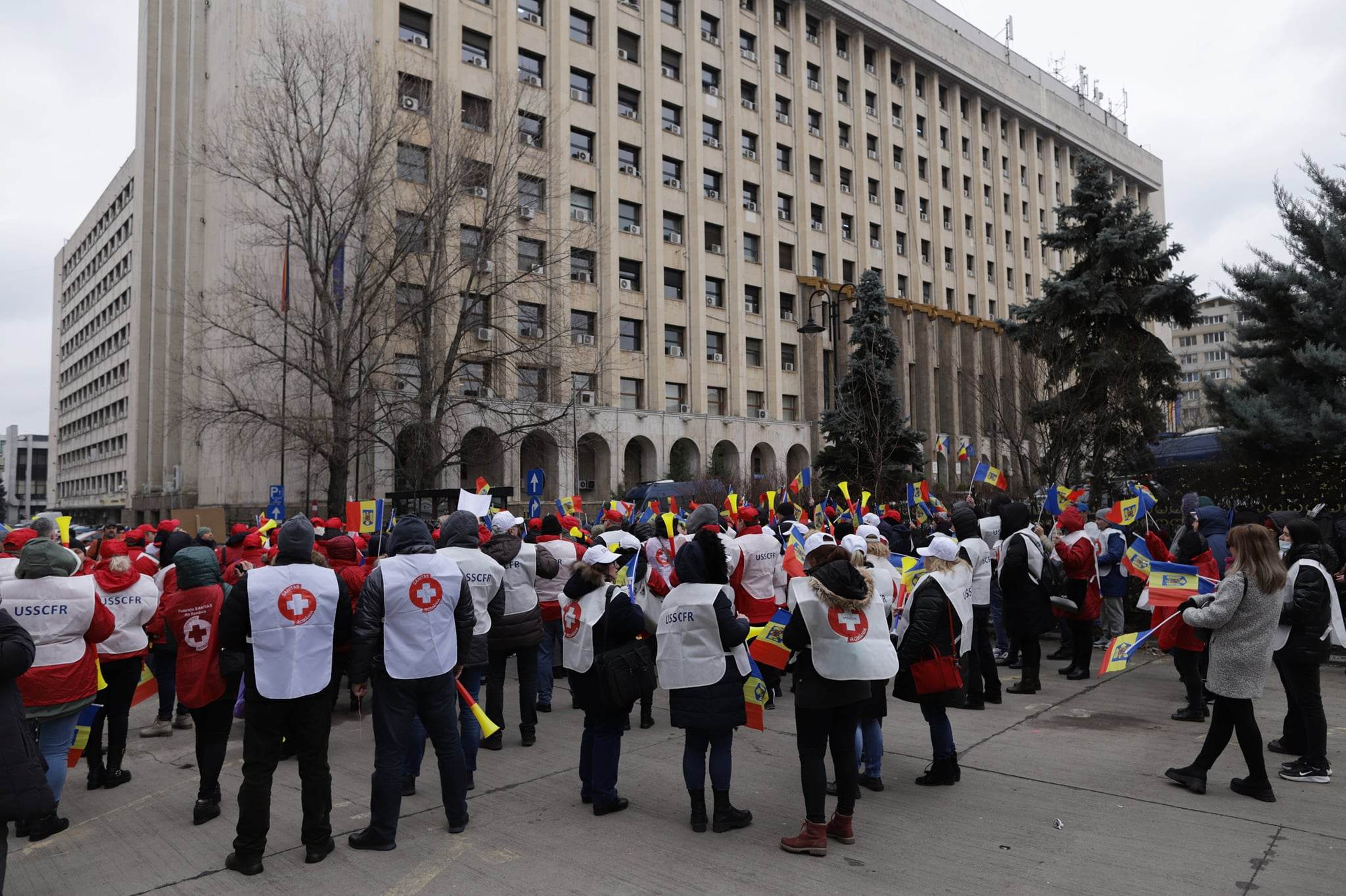Protest Sanitas la Ministerul Transporturilor. Angajații se tem că Grindeanu va renunţa la spitalele din subordine