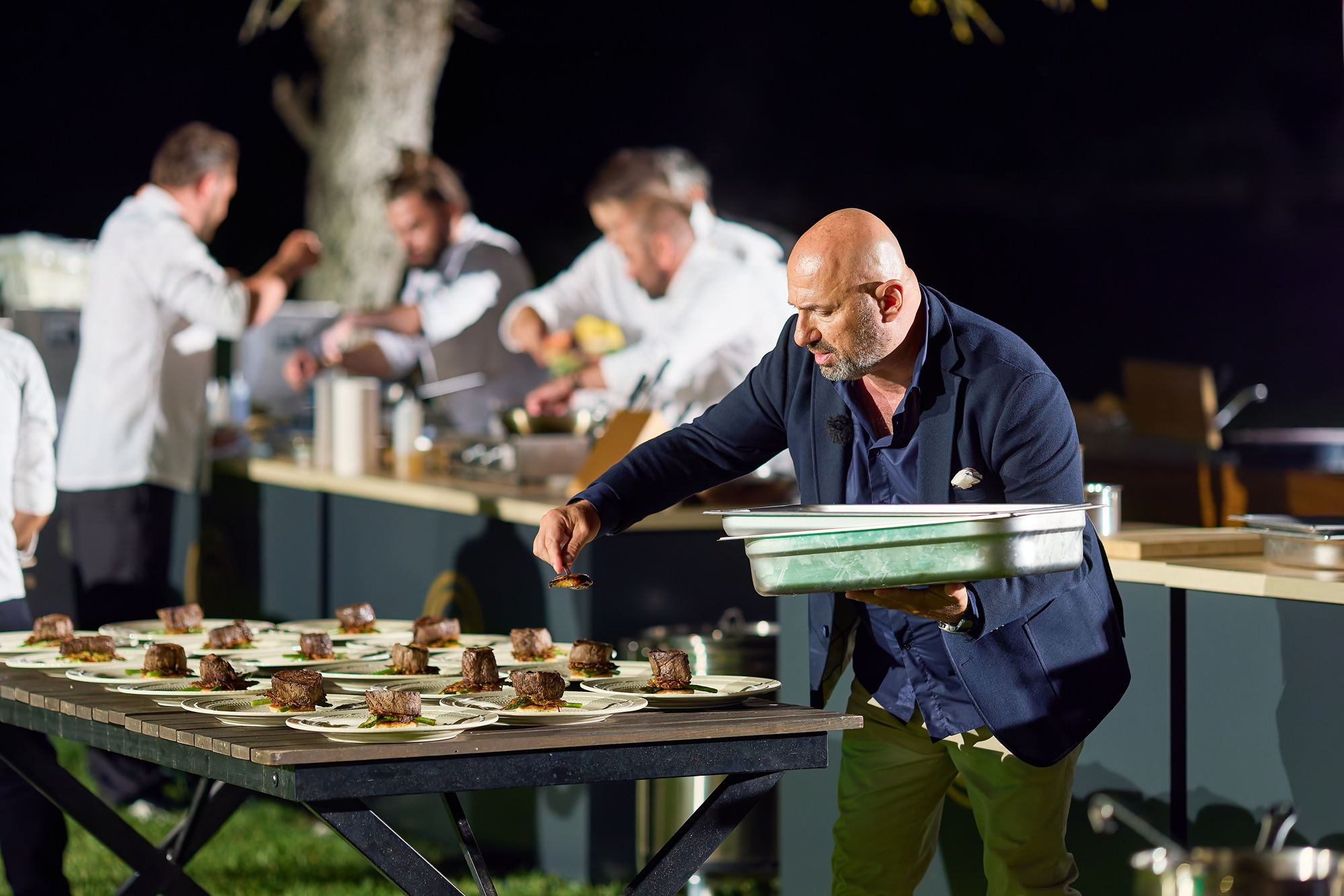 MasterChef, 17 noiembrie 2025. Cei 10 concurenți au lucrat ca o singură echipă într-o probă care a celebrat 30 de ani de PRO TV