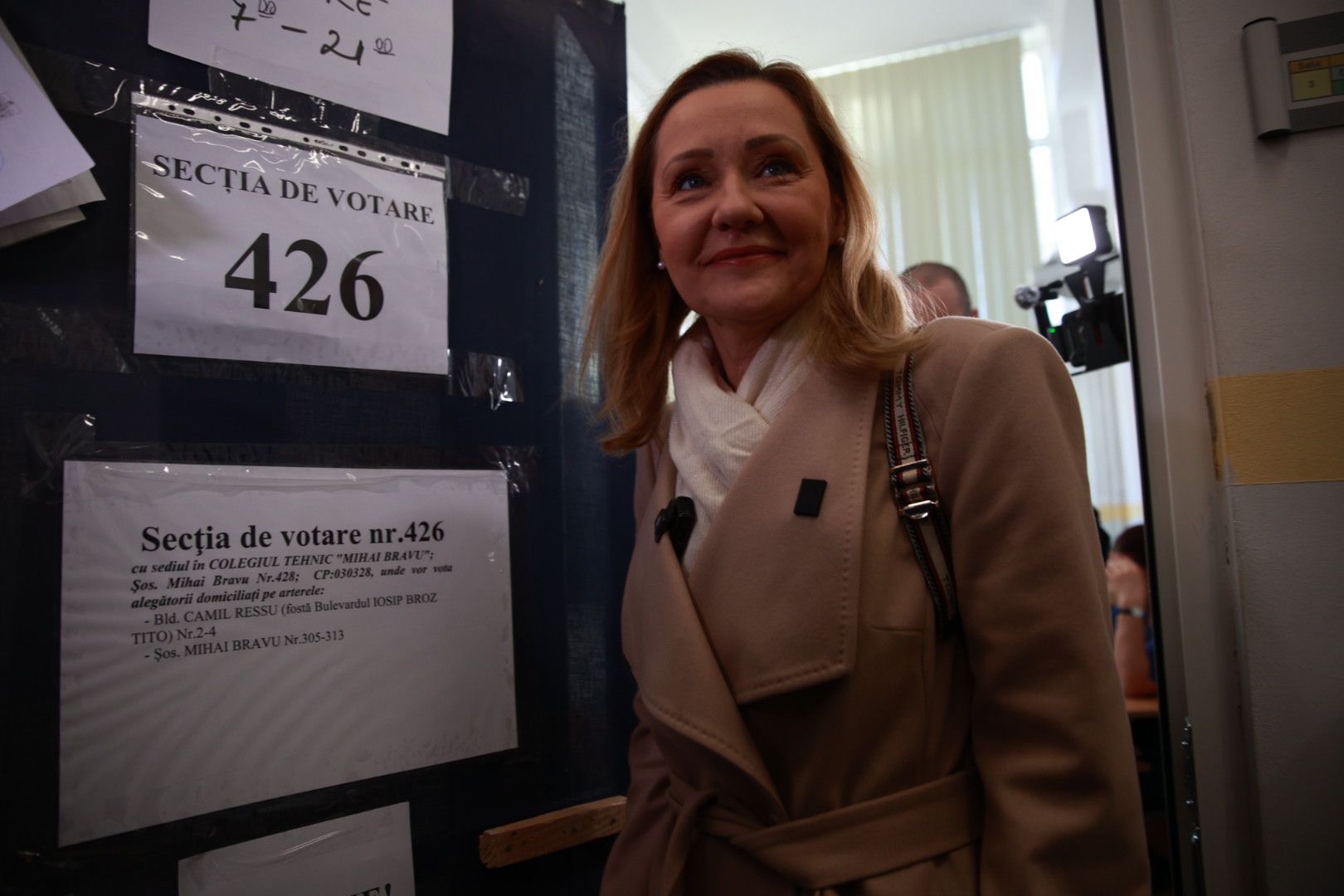 Cât costă paltonul purtat de Elena Lasconi în ziua alegerilor prezidențiale din 24 noiembrie. Ce a adus la secția de votare: „Fără blat”