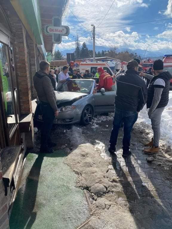 Fetiță de 6 ani lovită pe trotuar de o mașină în Petroșani. Șoferul murise la volan
