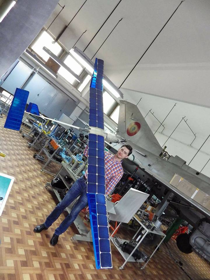 Un student din Craiova a inventat avionul care zboară nonstop. Prototipul revoluționar este alimentat cu baterii solare