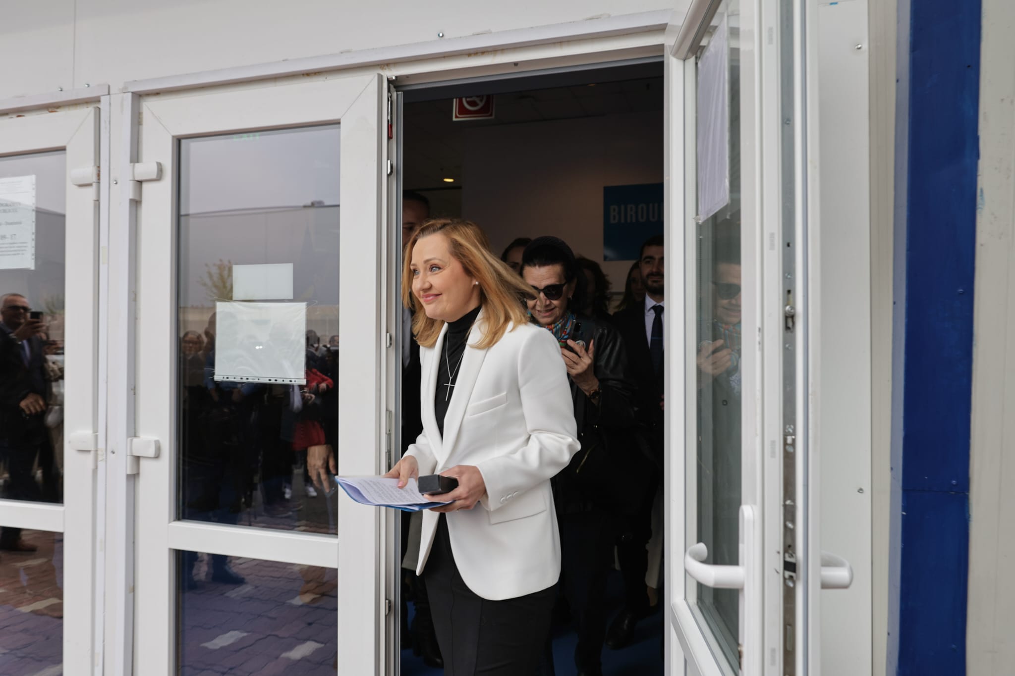 Elena Lasconi și-a depus candidatura la prezidențiale. Atac la Nicolae Ciucă: „Asta știe să facă, să execute ordine” | VIDEO
