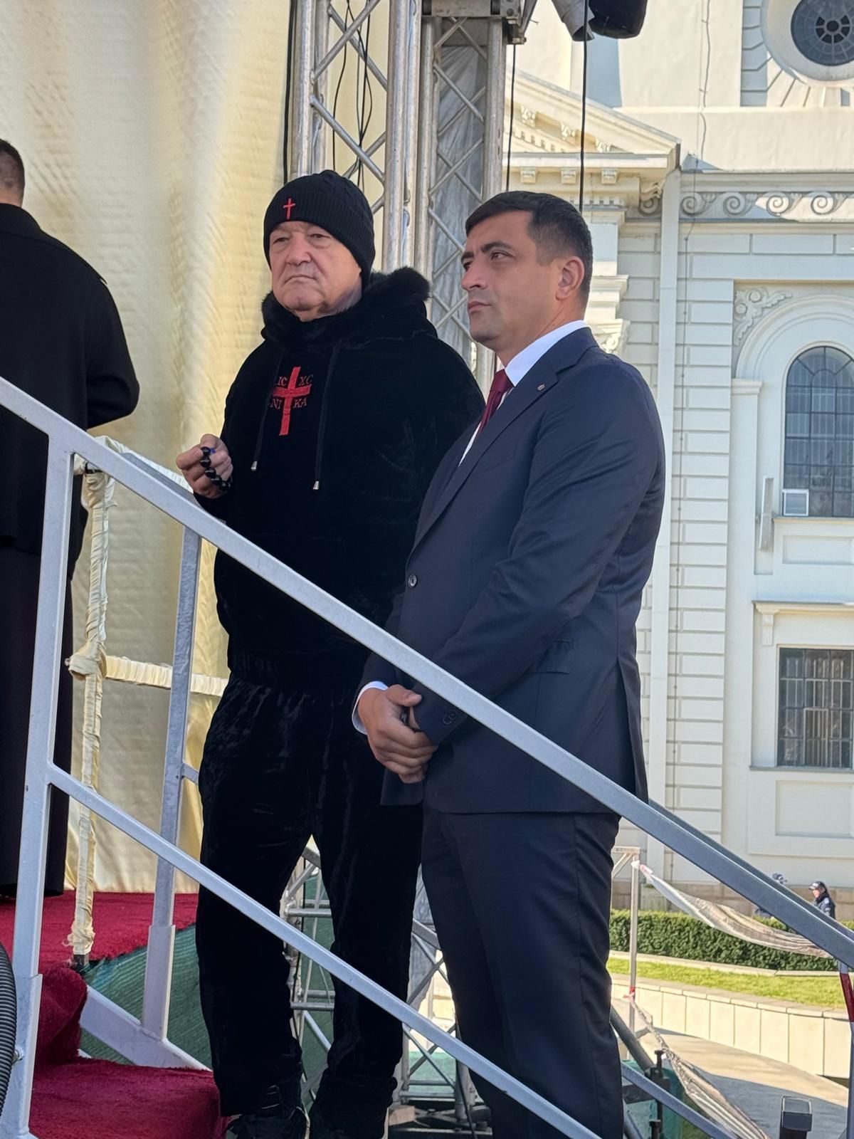 Candidații la prezidențiale au ajuns la slujba de la Catedrala Mitropolitană Iași, pentru Sfânta Parascheva