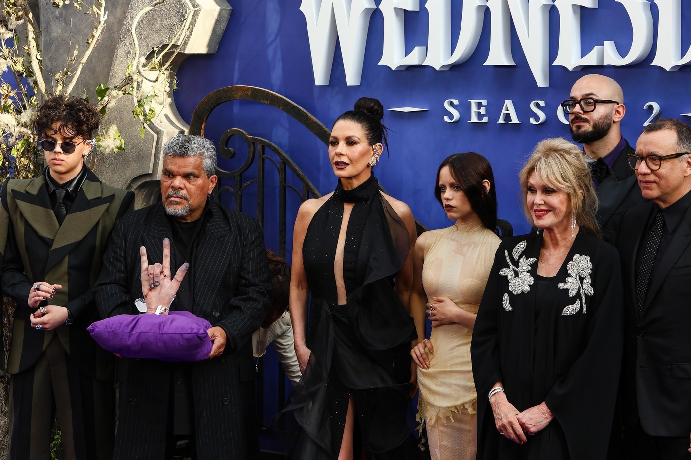 Cine l-a însoțit pe actorul român Victor Dorobanțu în Londra, la premiera sezonului 2 din serialul „Wednesday”