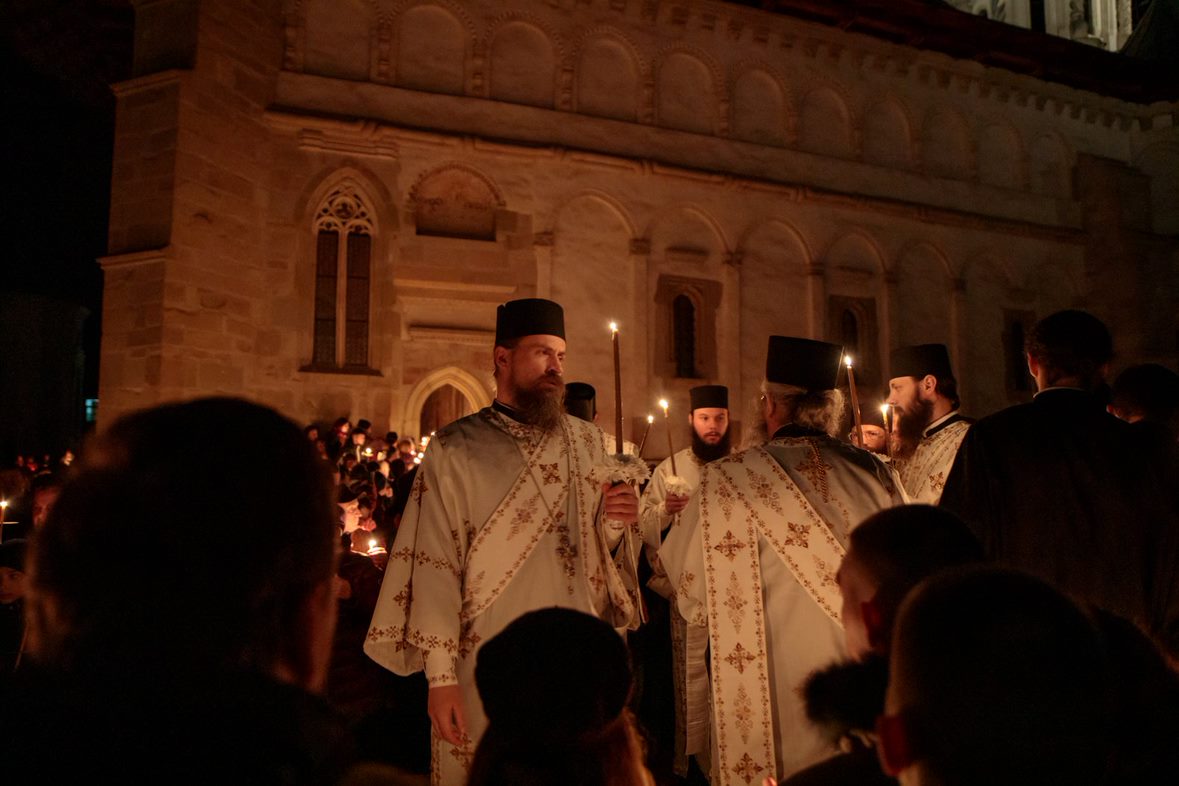 FOTOREPORTAJ. Învierea la Mănăstirea Putna, locul în care mai mulți refugiați ucraineni și-au găsit adăpost în calea războiului