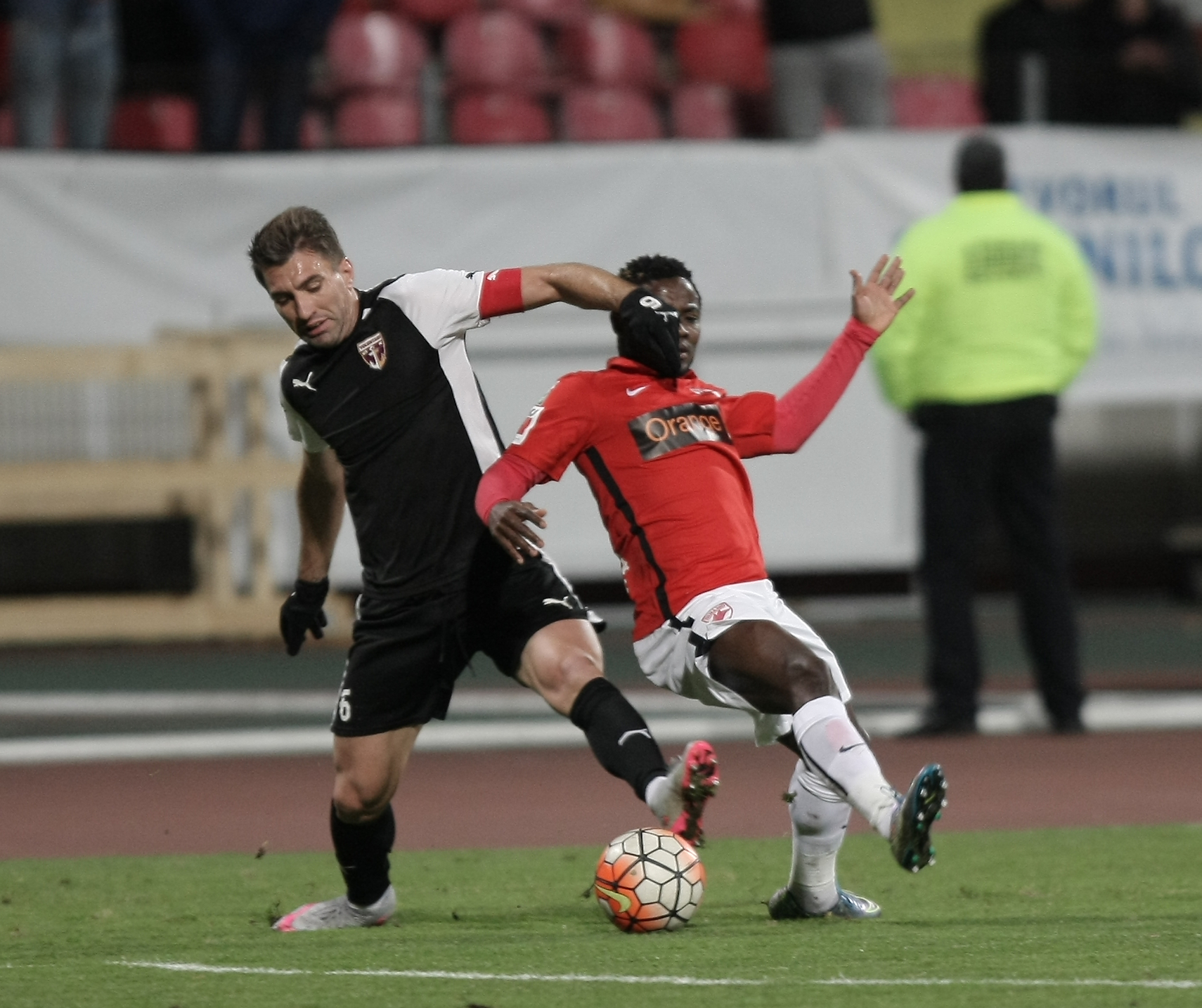 Liga 1: FC Voluntari - Dinamo 1-3. Gnohere a marcat după doar 36 de secunde, Steliano Filip a majorat diferența spre finalul primei părți. După pauză, Anton a marcat primul gol la Dinamo, iar Spahija a spălat rușinea gazdelor. Arbitrul Andrei Chivulete a anulat eronat un gol reușit de ilfoveni. ”Câinii roșii” au depășit Steaua în clasament / FOTO
