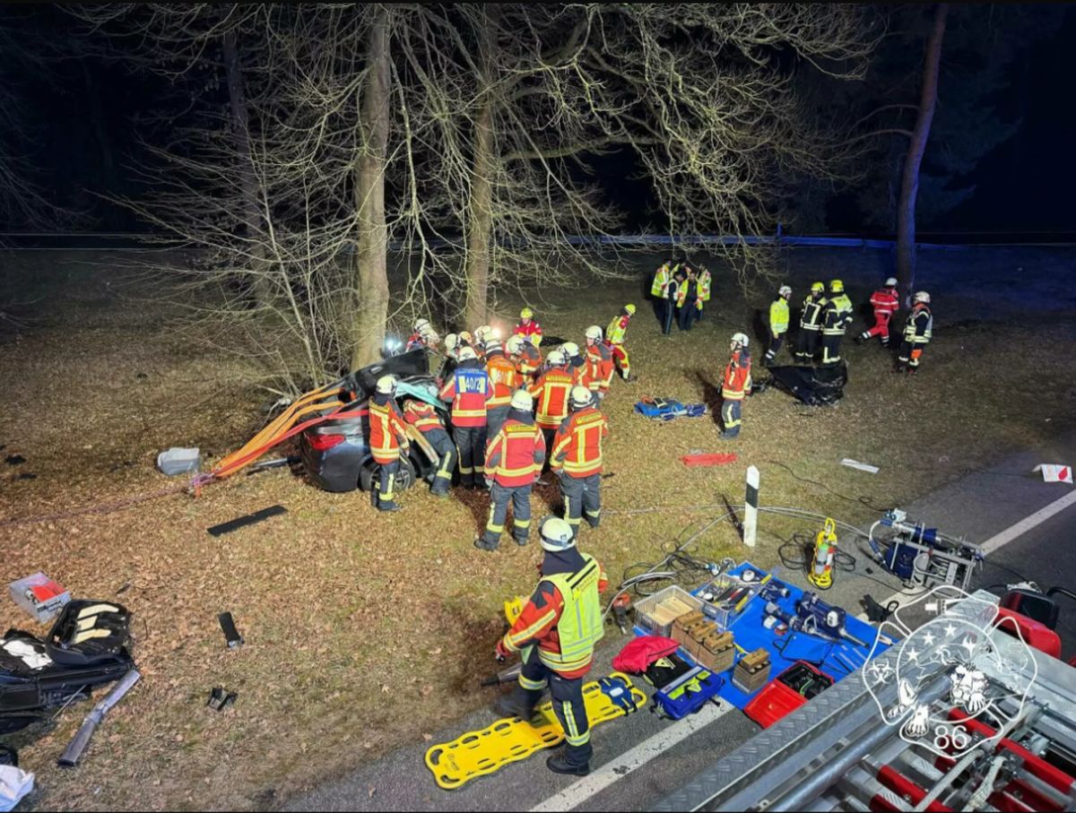 Un fotbalist român din Germania a rămas fără un picior, după ce a făcut BMW-ul praf într-un copac