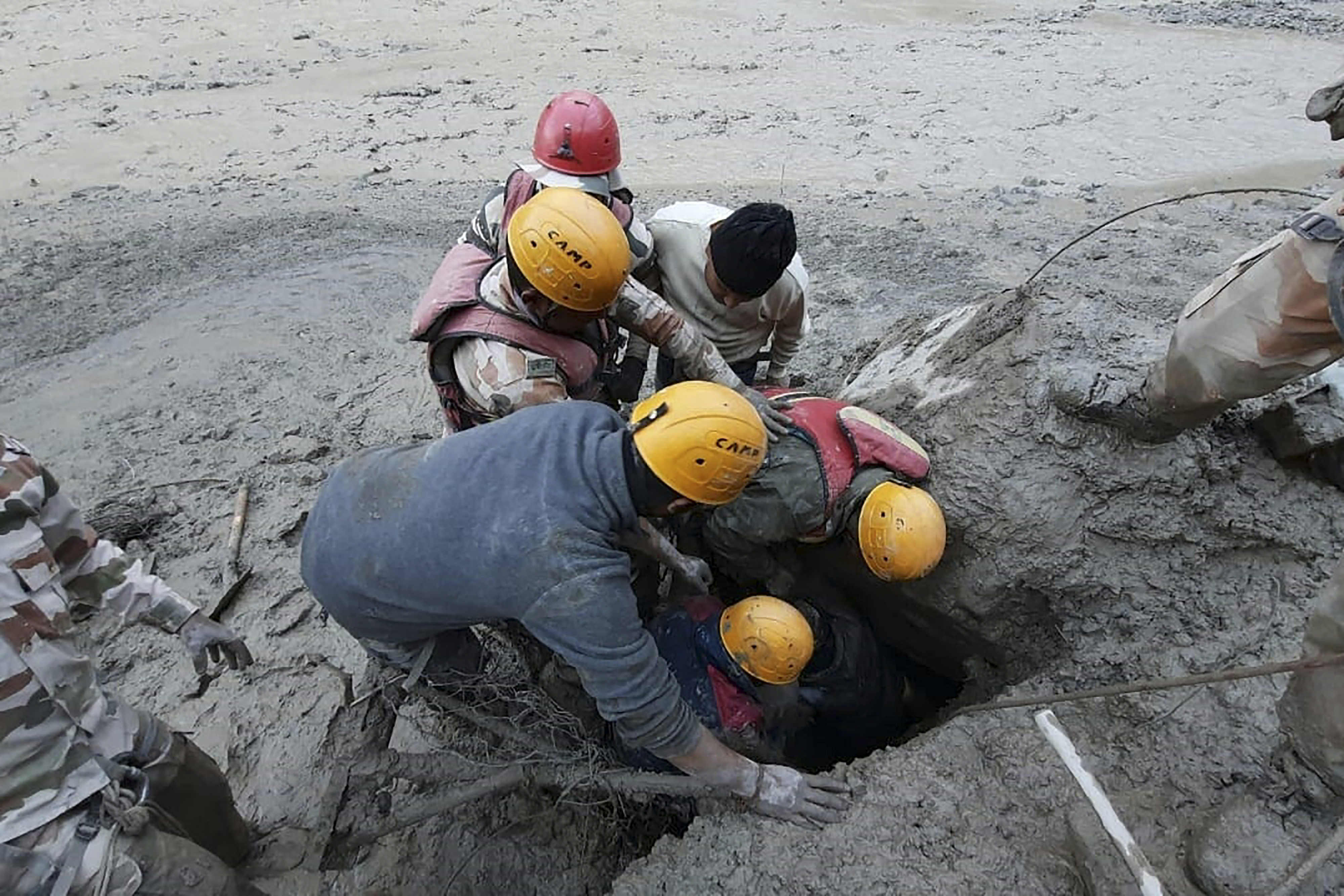 VIDEO | Catastrofă în India. 10 morți și 170 de dispăruți, după ce un ghețar din Himalaya s-a prăbușit peste un baraj