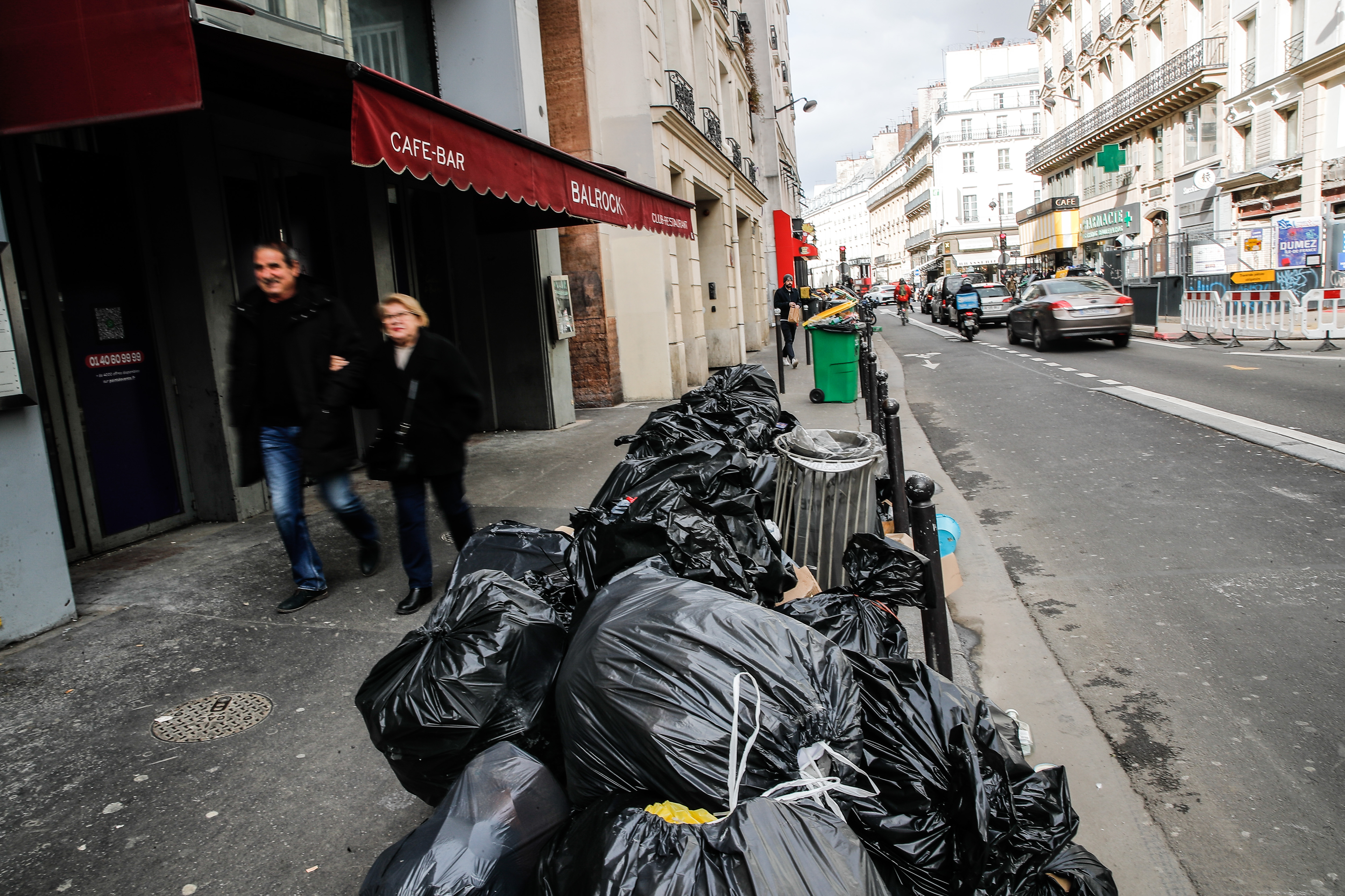 Parisul, sufocat de gunoaie. Angajații firmelor de salubritate sunt în grevă de o săptămână