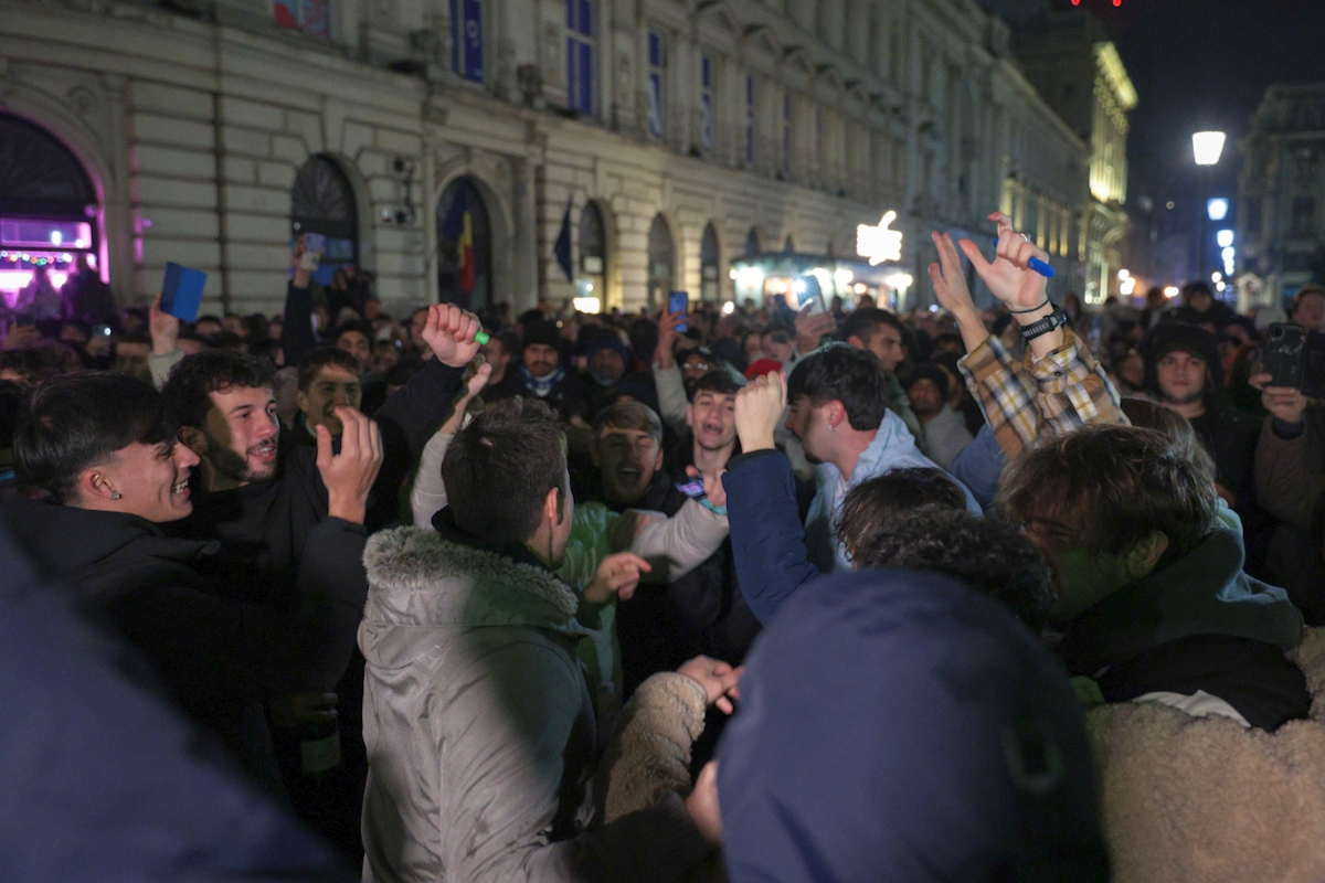 FOTO. Sute de persoane au petrecut de Revelion în Centrul Vechi, din București. A fost show și în Parcul IOR