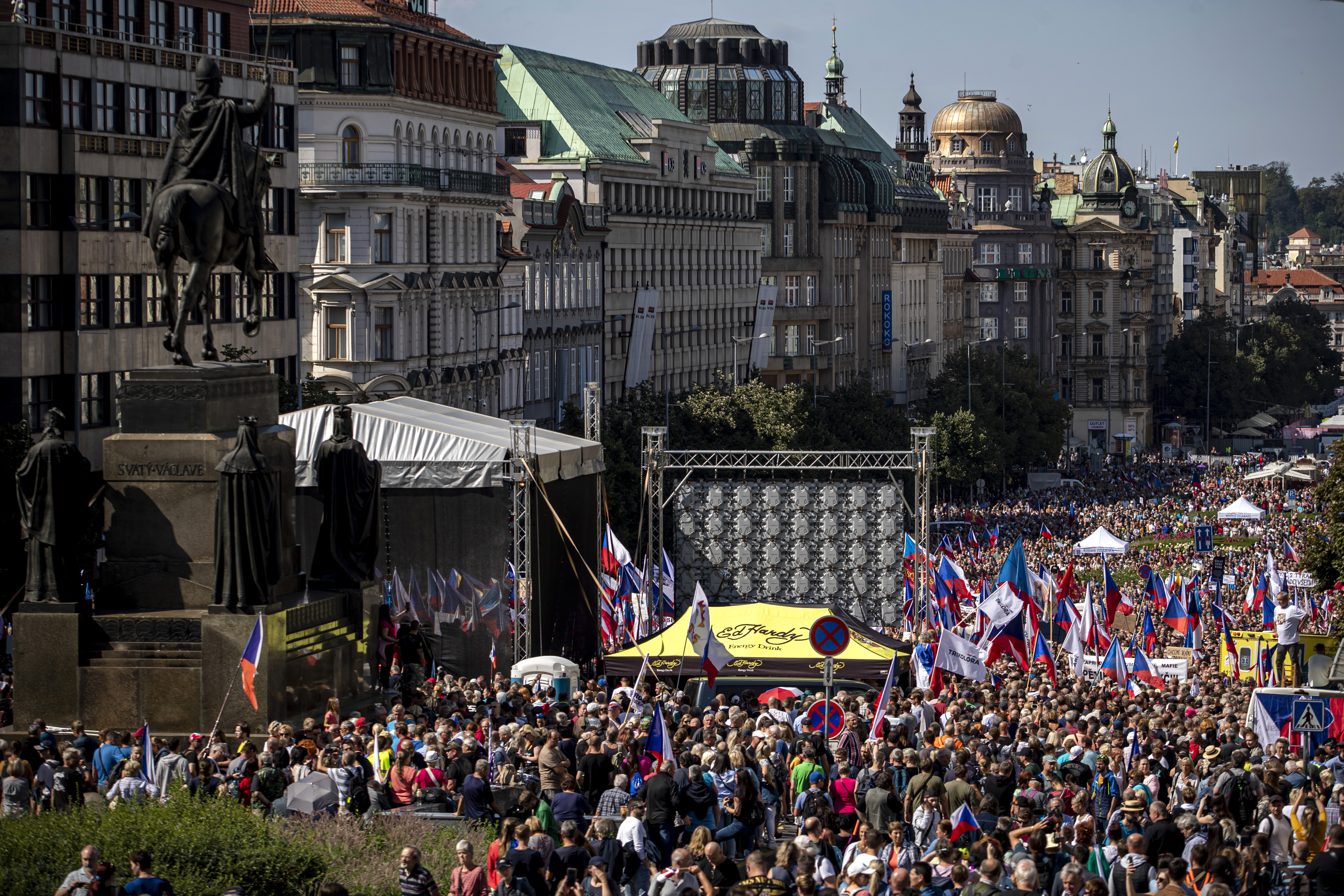 Protest masiv în Praga față de Guvern, UE și NATO. Premierul susține că manifestația a fost „convocată de forțe pro-ruse”