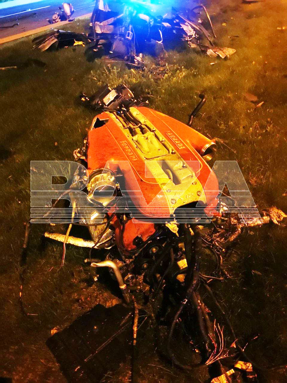 O rusoaică a scăpat nevătămată dintr-un Ferrari neînmatriculat făcut praf pe un bulevard din Moscova. Motorul, găsit la 30 de metri de mașină