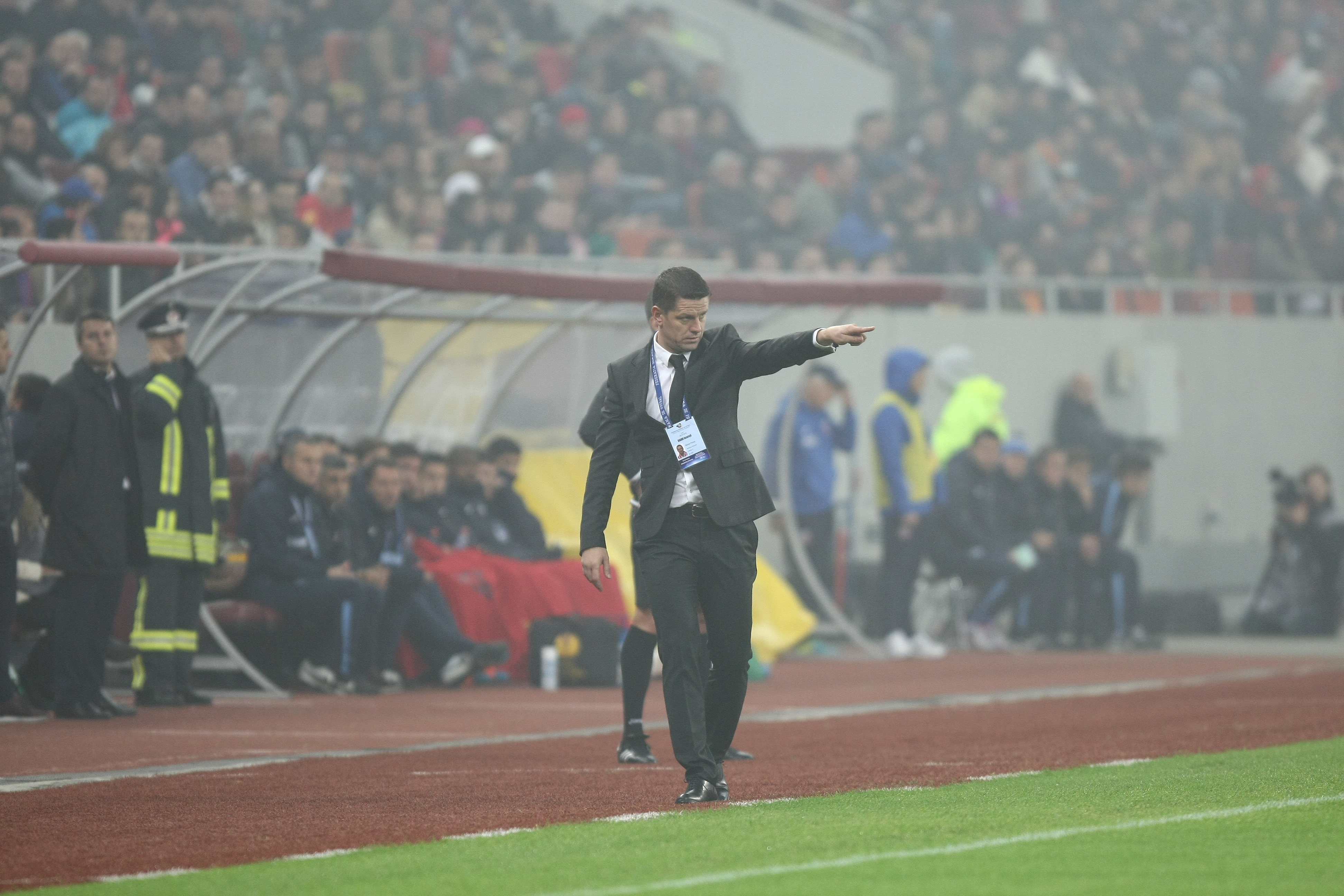 GALERIE FOTO&VIDEO/ DERBY-UL ROMÂNIEI, STEAUA - DINAMO 3-0. ^ Echipa din Ghencea i-a speriat pe ”câini” de Halloween! Szukala, Papp și Keșeru au înscris pentru roș-albaștri. Arlauskis și Bărboianu, loviți de petardele aruncate de suporteri. Băiatul lui Florentin Petre a debutat la Dinamo