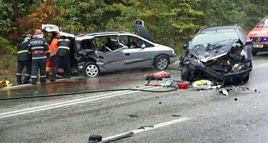 FOTO| Doi morți și mai mulți răniți într-un accident în Olt după ciocnirea a două mașini