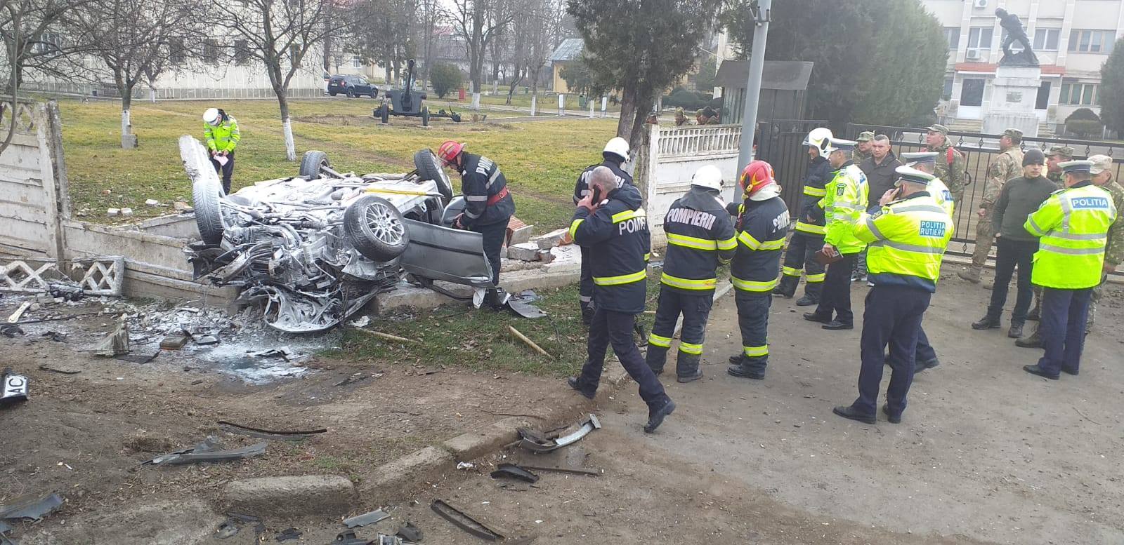 Doi tineri au murit după ce au intrat cu mașina în gardul unei unități militare