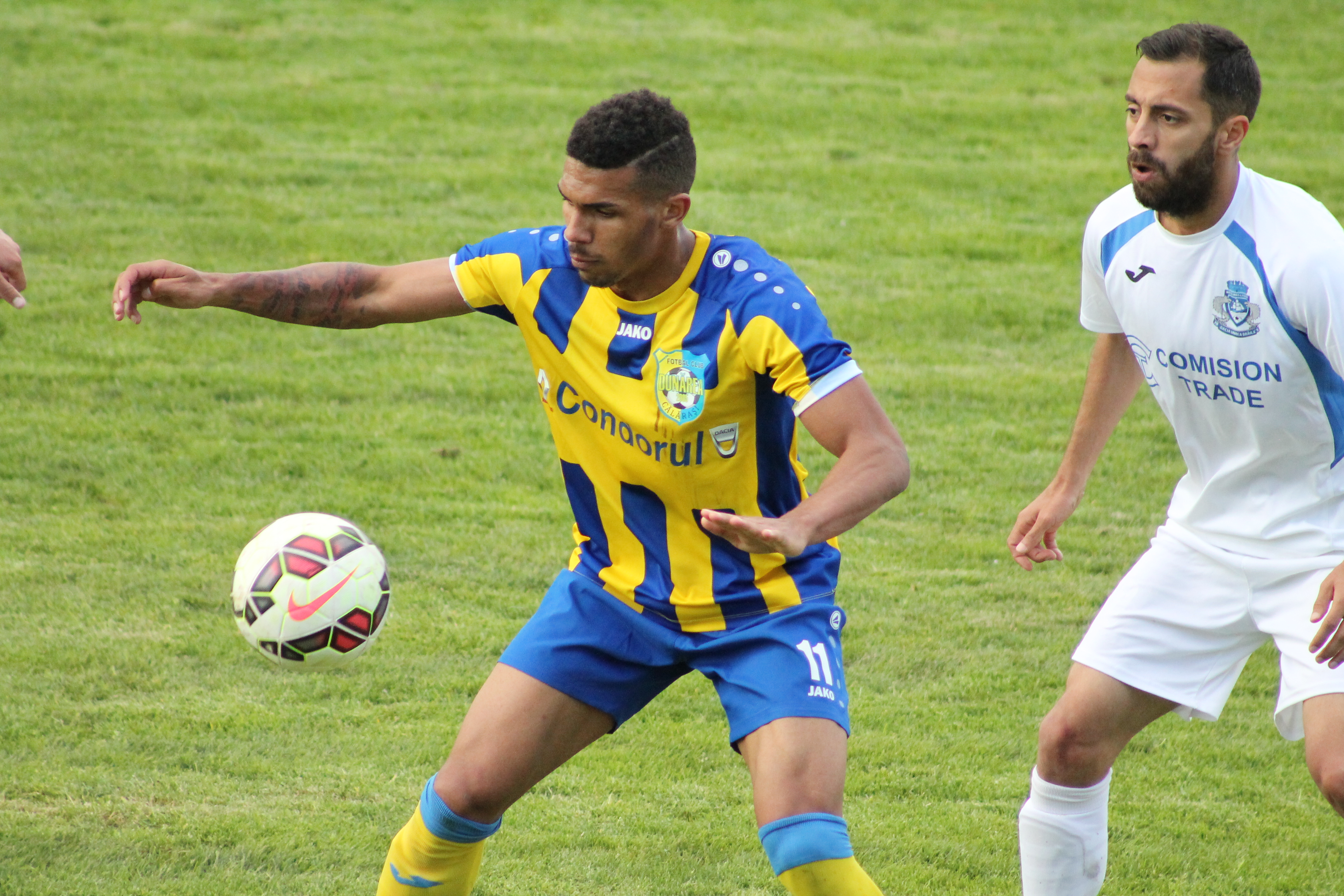Scandal în Liga 2. Arbitrul de la Dunărea Călărași - Brăila a avut nevoie de scutieri să părăsească stadionul. ”Ne batem cu arbitrii, cu șinele de tren, cu toată lumea!” FOTO