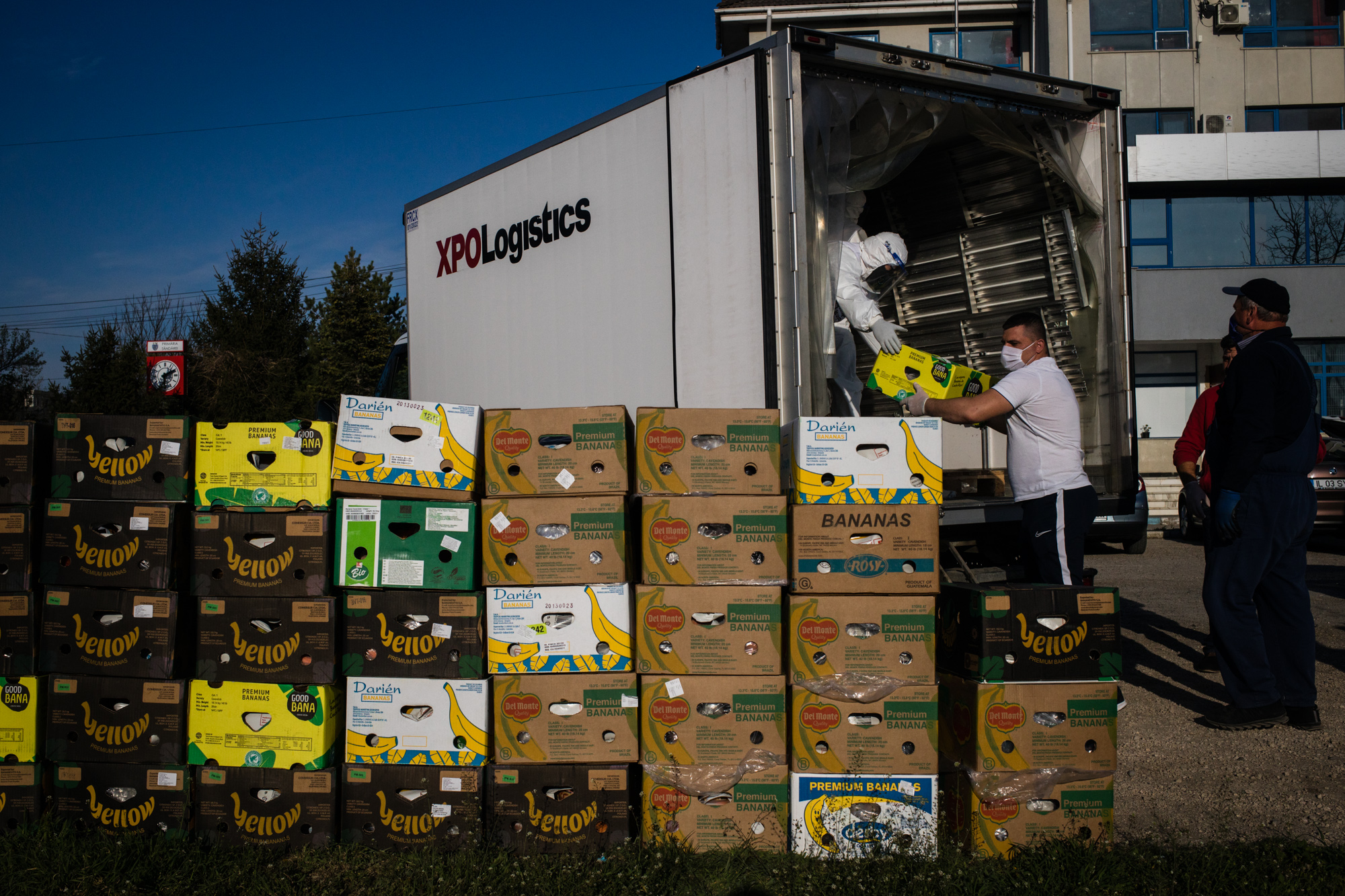 Imagini ale solidarității din Țăndărei, acolo unde peste 150 de familii au primit pachete cu produse de igienă și alimente