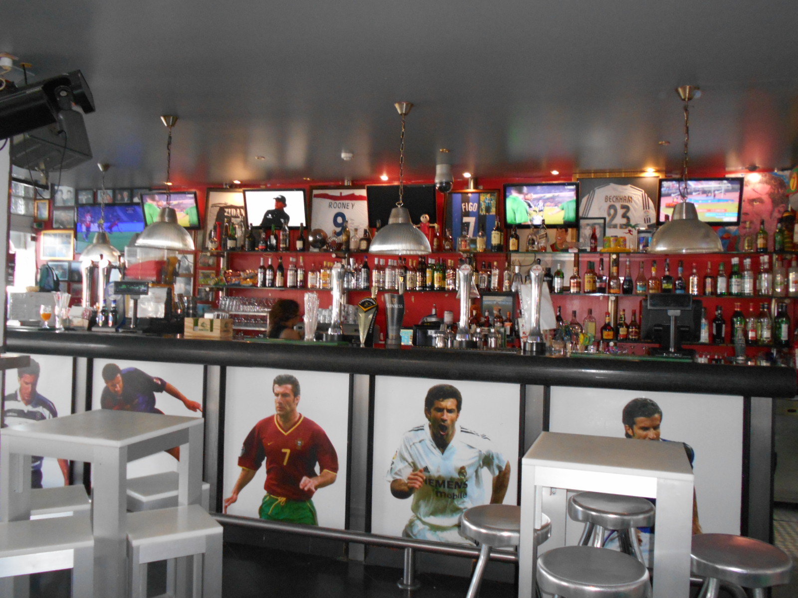 De vorbă cu chef-ul de la localul Sete Cafe, deținut de fostul mare fotbalist Luis Figo în stațiunea de lux portugheză Vilamoura, din Algarve: ^”E mort după carabineros, creveții gigant. Sunt foarte scumpi, dar el îi comandă zilnic!”