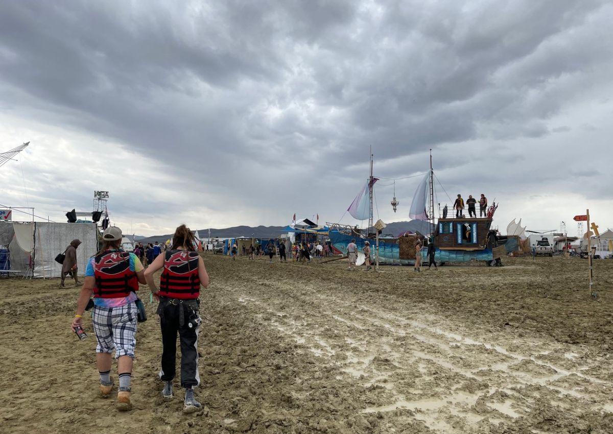 Participanții la festivalul Burning Man, blocaţi în deşertul Nevada din cauza ploii şi a noroiului, evacuați