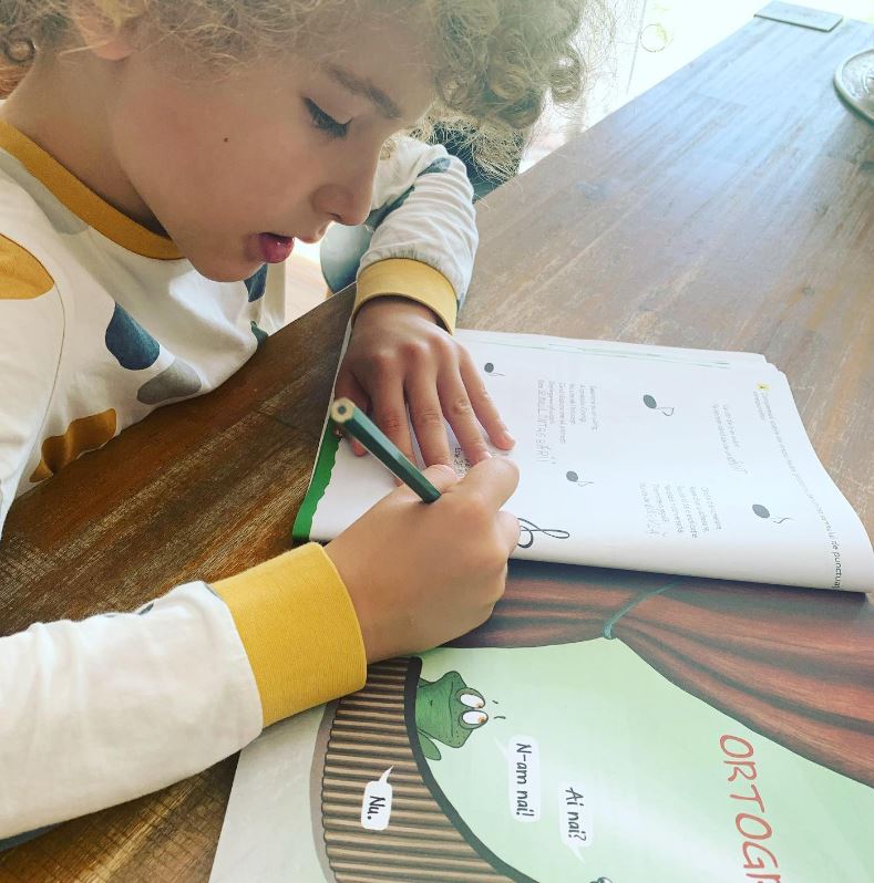 Fiul Danei Nălbaru vrea să studieze chimia și fizica la 7 ani. Kadri nu merge la școală, ci învață acasă