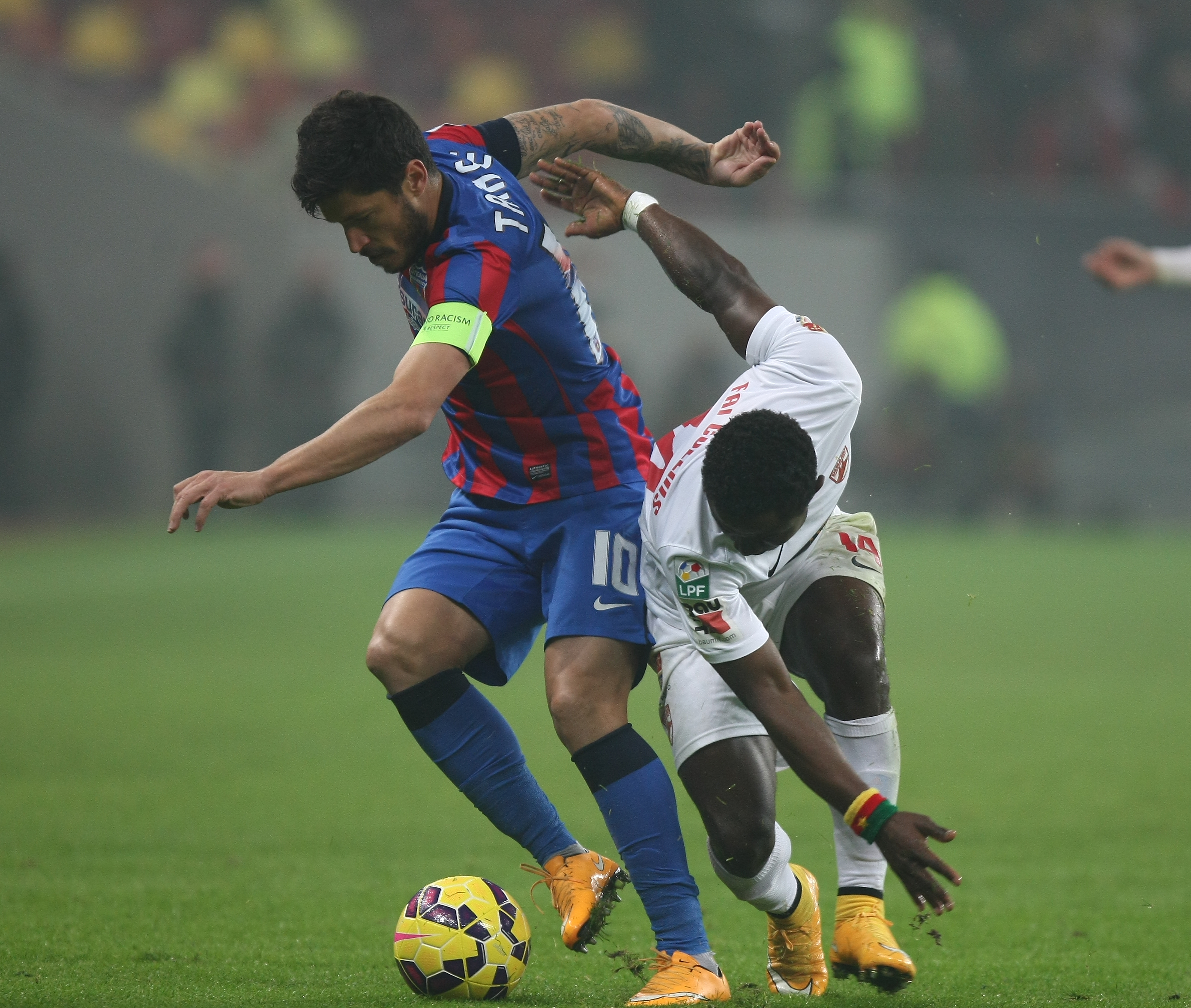GALERIE FOTO&VIDEO/ DERBY-UL ROMÂNIEI, STEAUA - DINAMO 3-0. ^ Echipa din Ghencea i-a speriat pe ”câini” de Halloween! Szukala, Papp și Keșeru au înscris pentru roș-albaștri. Arlauskis și Bărboianu, loviți de petardele aruncate de suporteri. Băiatul lui Florentin Petre a debutat la Dinamo