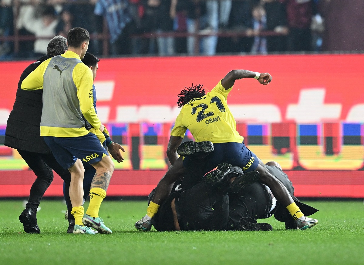 Imagini cu bătaia dintre jucătorii lui Fenerbahce și suporterii lui Trabzonspor intrați pe teren, în Turcia | VIDEO