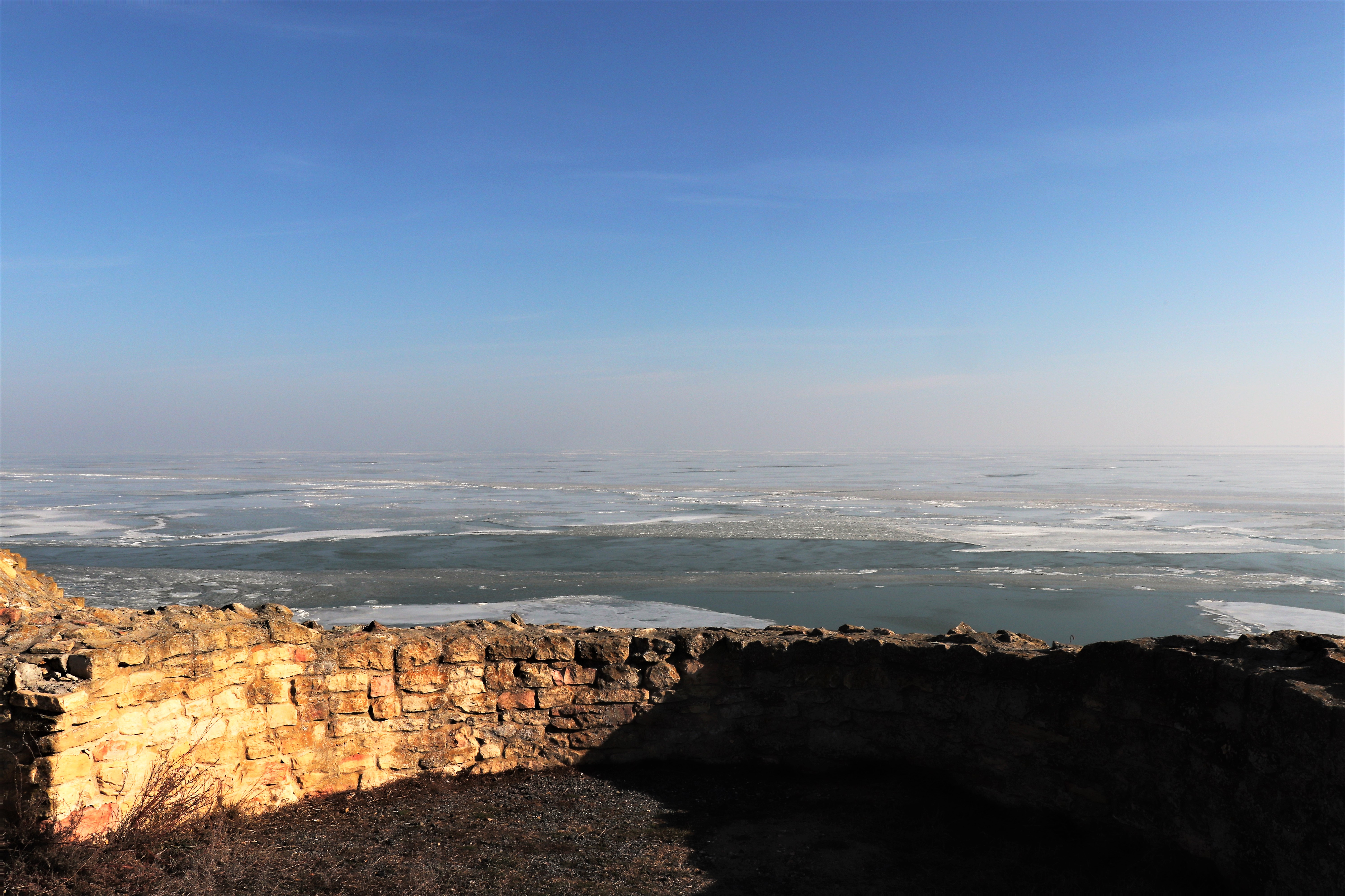 FOTO & VIDEO/ Iarnă de poveste în Delta Dunării. Imagini spectaculoase cu lacul care a devenit un imens patinoar!
