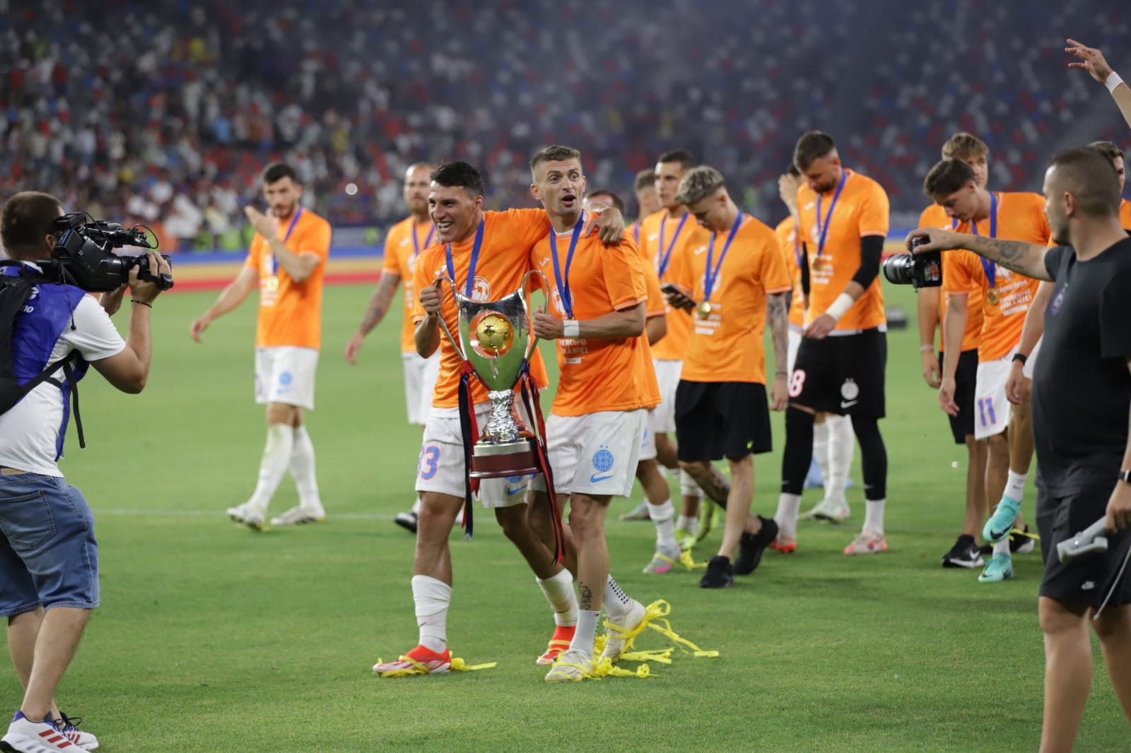 FCSB câștigă Supercupa României, 2-1 cu CFR Cluj, într-un meci cu 3 goluri spectaculoase