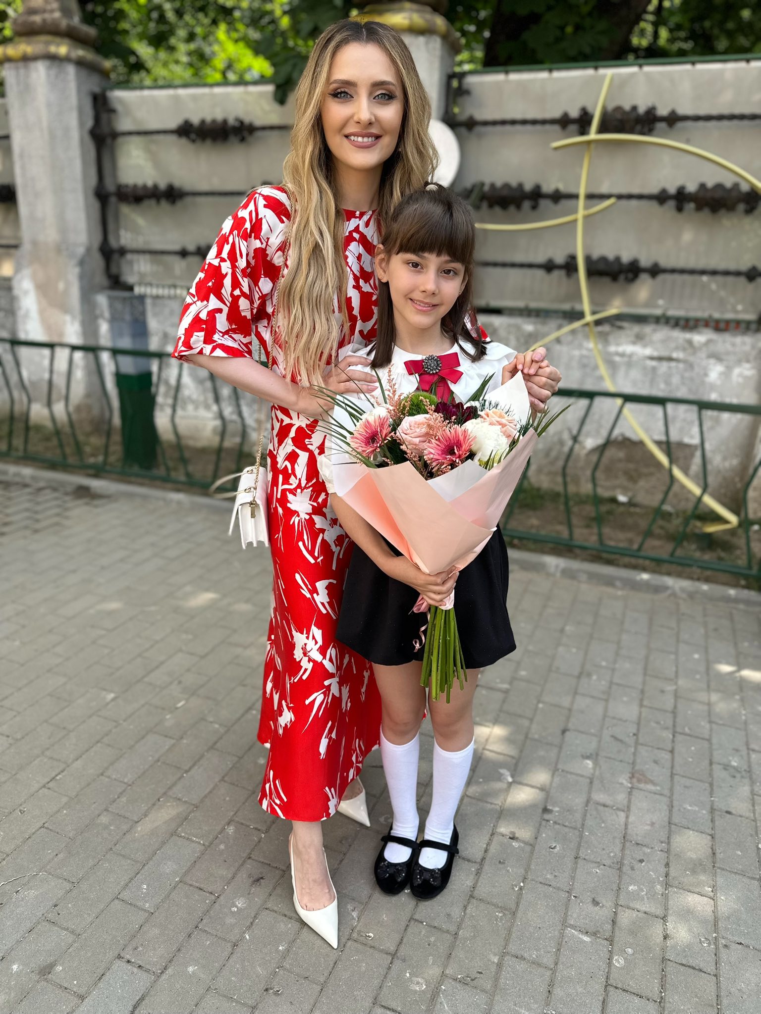 Cum a apărut Alina Sorescu la serbările fetițelor sale. Carolina a terminat clasa a IV-a, iar Raisa a încheiat clasa a II-a