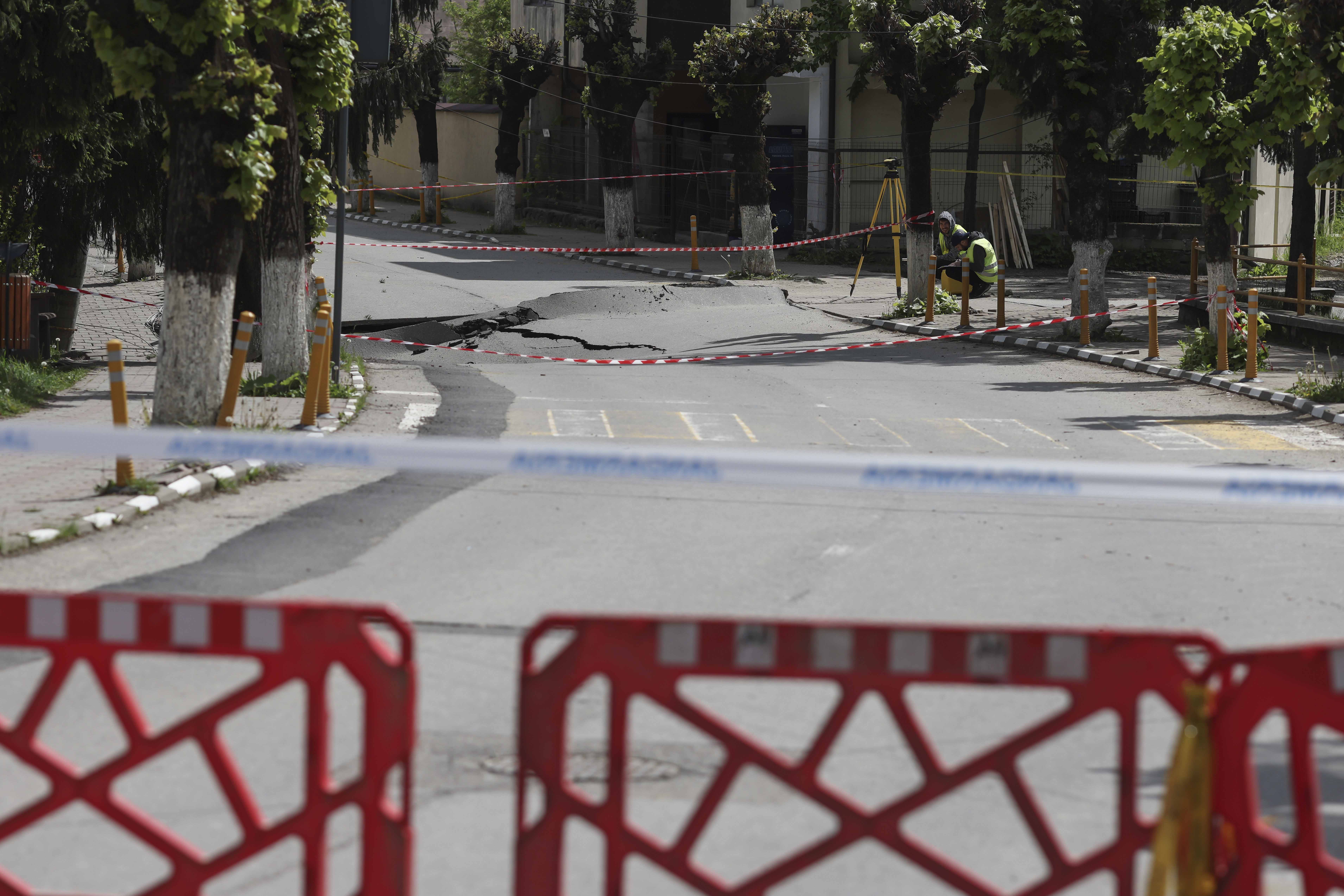 Strada surpată din Slănic Prahova. Prefectul: „Am auzit fel de fel de supoziții. Nu se cunosc, deocamdată, cauzele evenimentului”