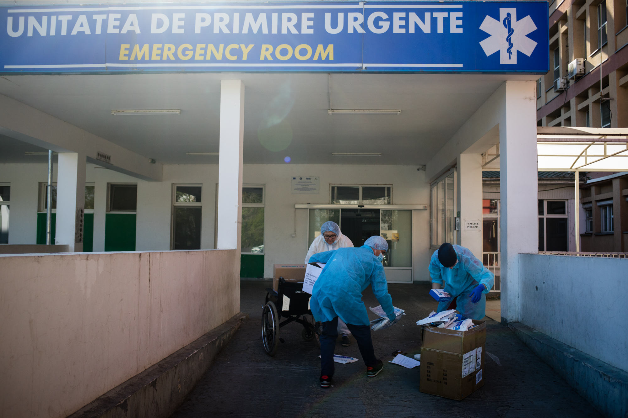 Imagini ale solidarității din Țăndărei, acolo unde peste 150 de familii au primit pachete cu produse de igienă și alimente