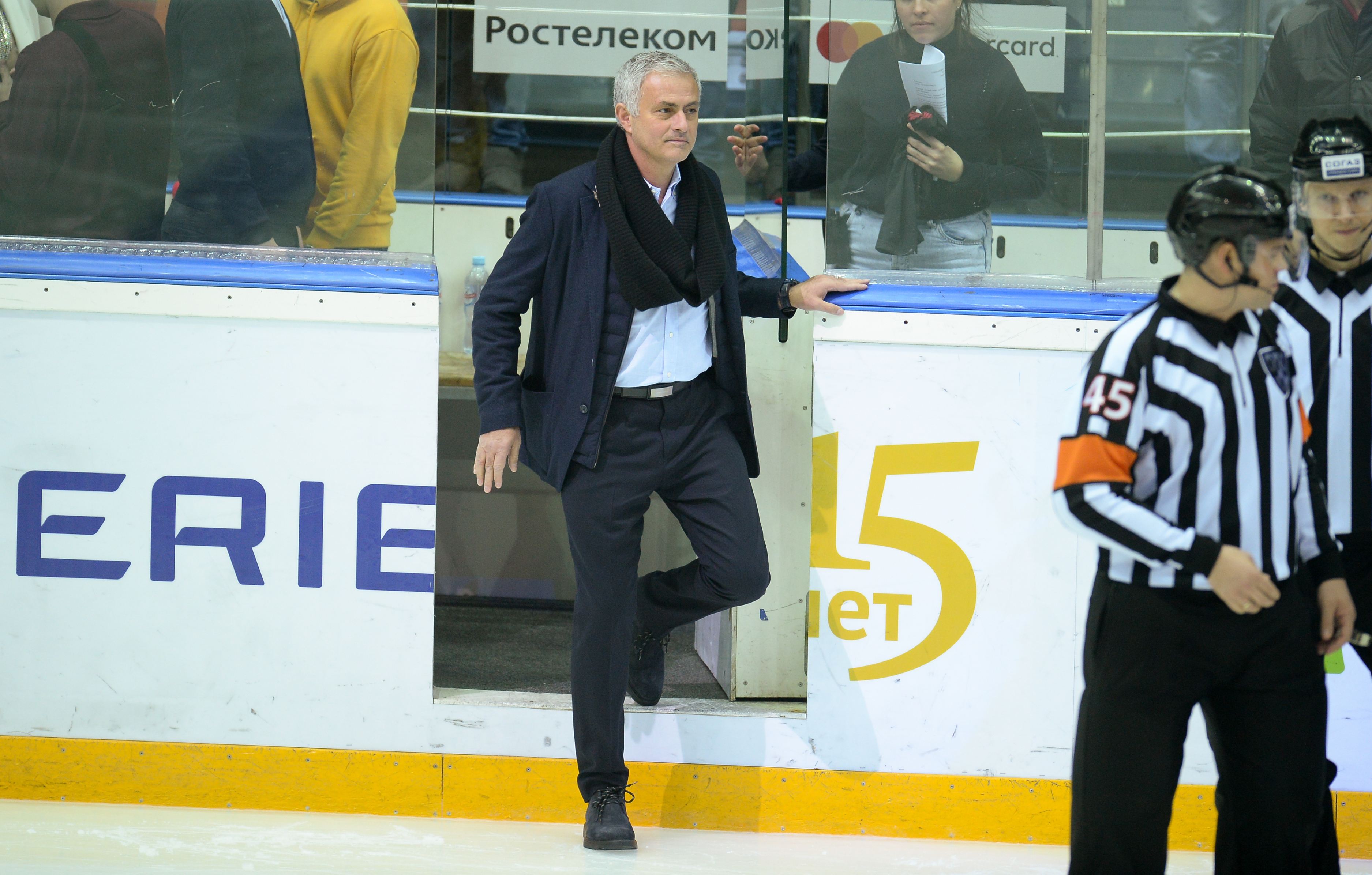 Mourinho a căzut în nas pe gheață! Antrenorul fusese invitat să dea lovitura de start la un meci din prima ligă rusă | FOTO&VIDEO