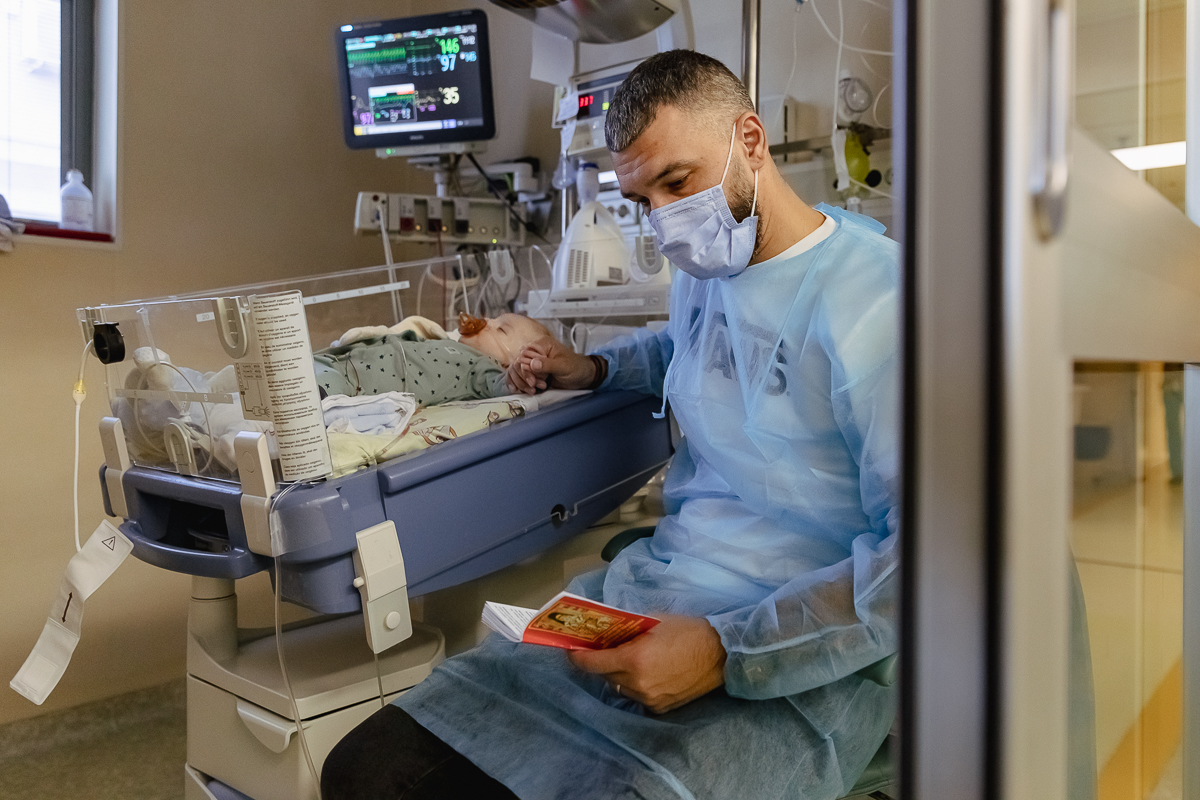 „Grijă pentru nou-născuți”, campanie umanitară a Fundației Ringier pentru achiziționarea unui sistem de livrare a oxidului nitric. „Medicii și Dumnezeu au făcut o minune pentru fiul meu!”