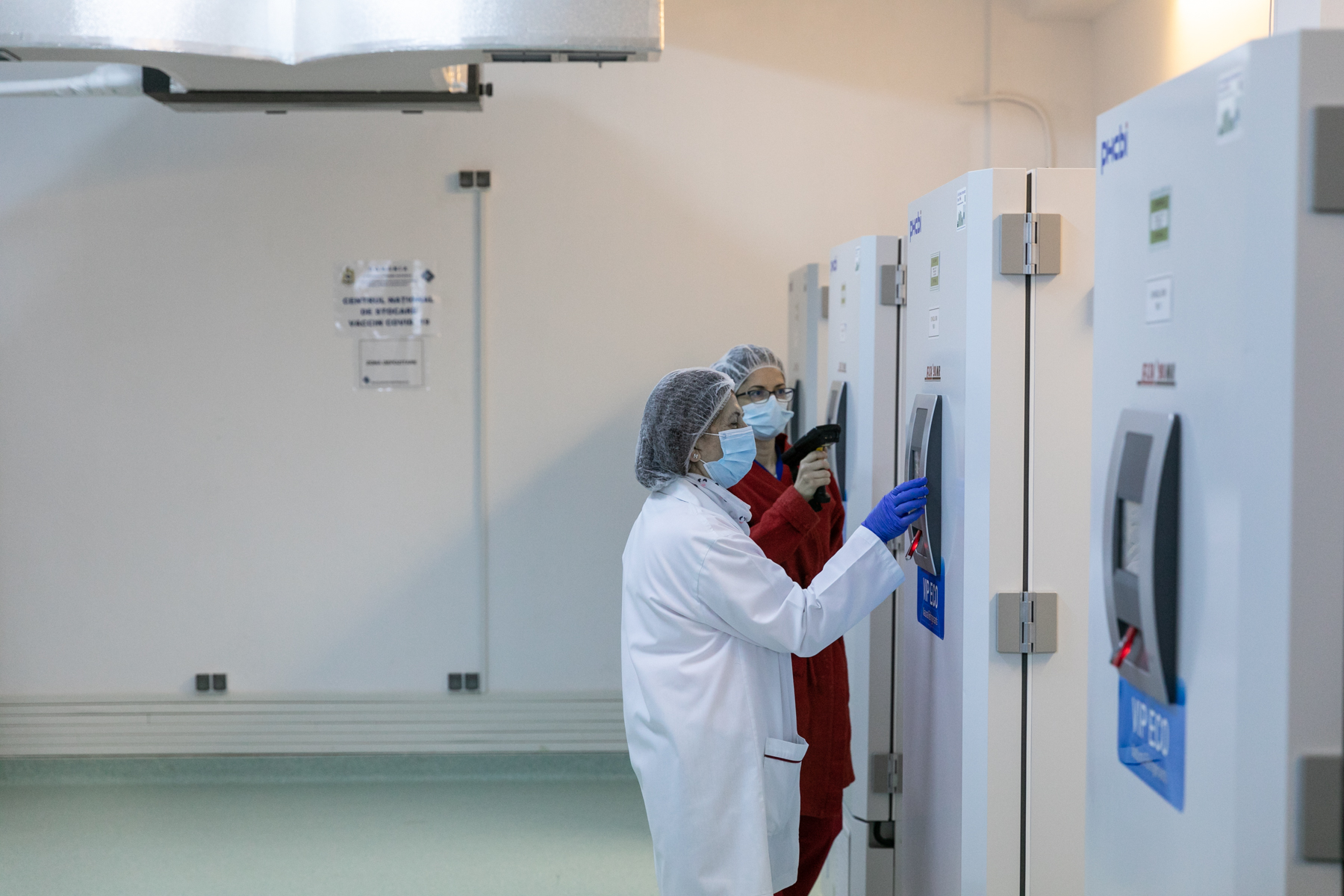 România a început campania de vaccinare anti-COVID. „Șansa noastră de a lupta cu  virusul”. Declarații ale cadrelor medicale care au fost imunizate
