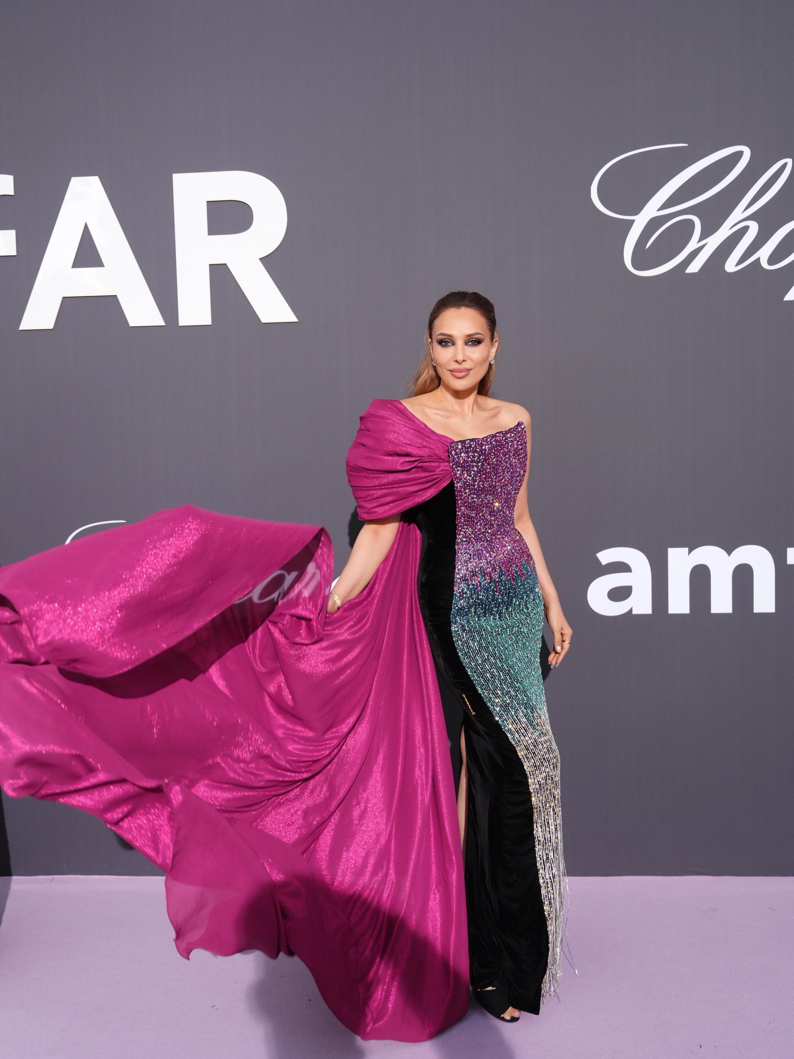 Imagini inedite de la Cannes 2026 cu Iulia Vântur. Apariție spectaculoasă a vedetei la Gala amfAR într-o rochie, care i-a pus în valoare silueta impecabilă