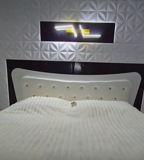 Imagini din dormitorul lui Dinu Maxer și al Magdalenei Chihaia. „Am creat un design unic cu ajutorul corpurilor de iluminat”