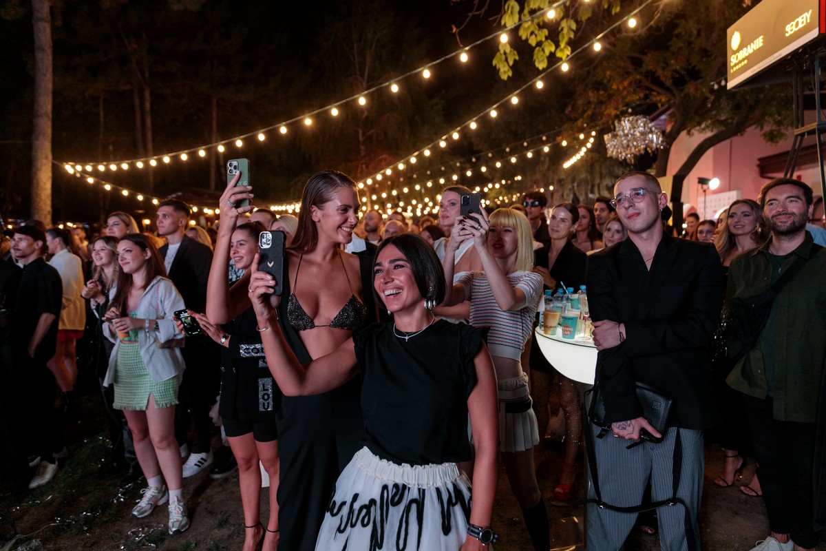 Intră în atmosfera ELLE New Media AWARDS 2022 și descoperă fotografiile surprinse în cadrul evenimentului