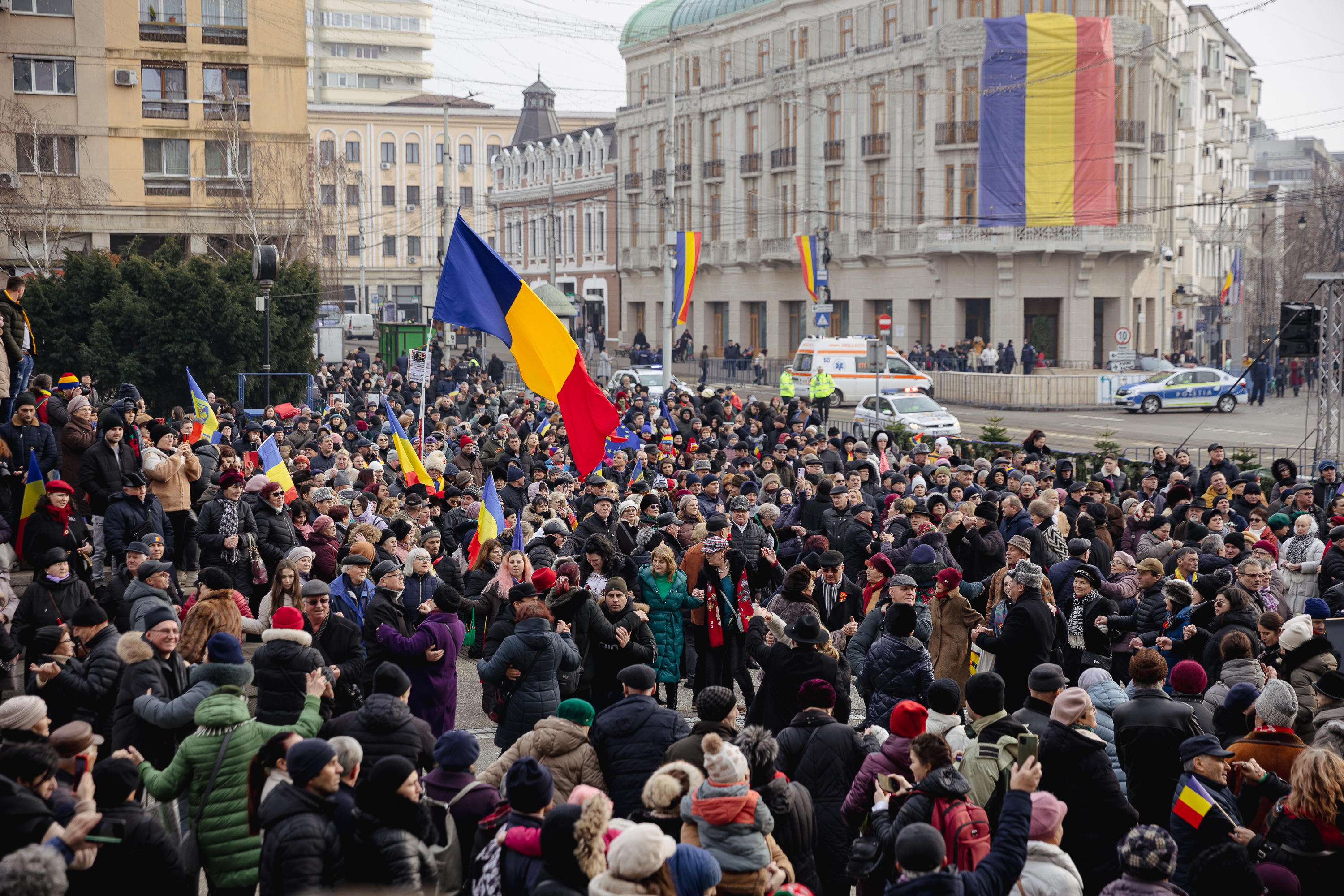 Ziua Unirii în imagini la Iași: câteva mii de oameni s-au bucurat de „sârba moldovenilor” și au fluierat puținii politicieni prezenți | Fotoreportaj