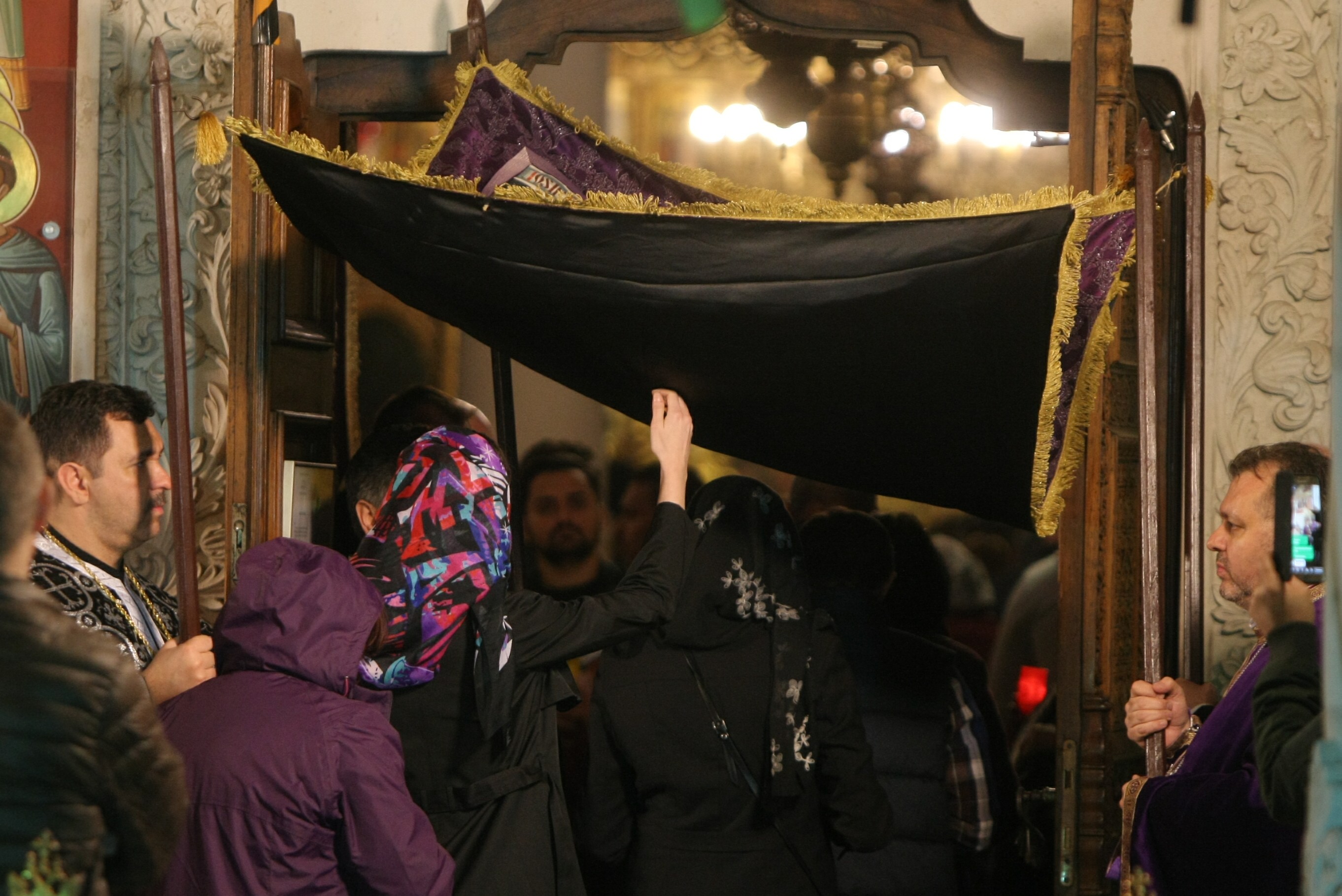 Credincioșii au participat la cântarea Deniei Prohodului la biserica Sfântul Gheorghe Nou din București GALERIE FOTO