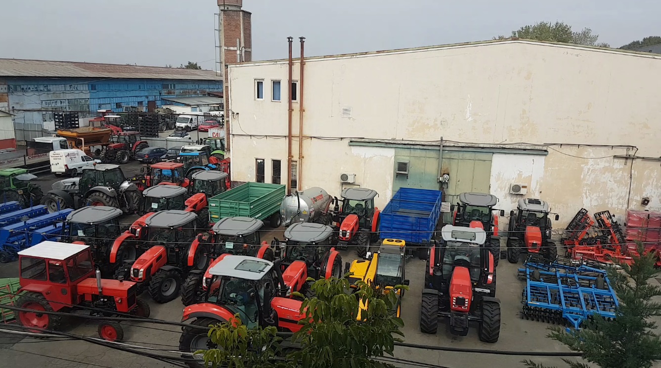 Un tractorist câștigă de trei ori mai mult decât un profesor cu vechime. Unde mai poți învăța să conduci tractorul