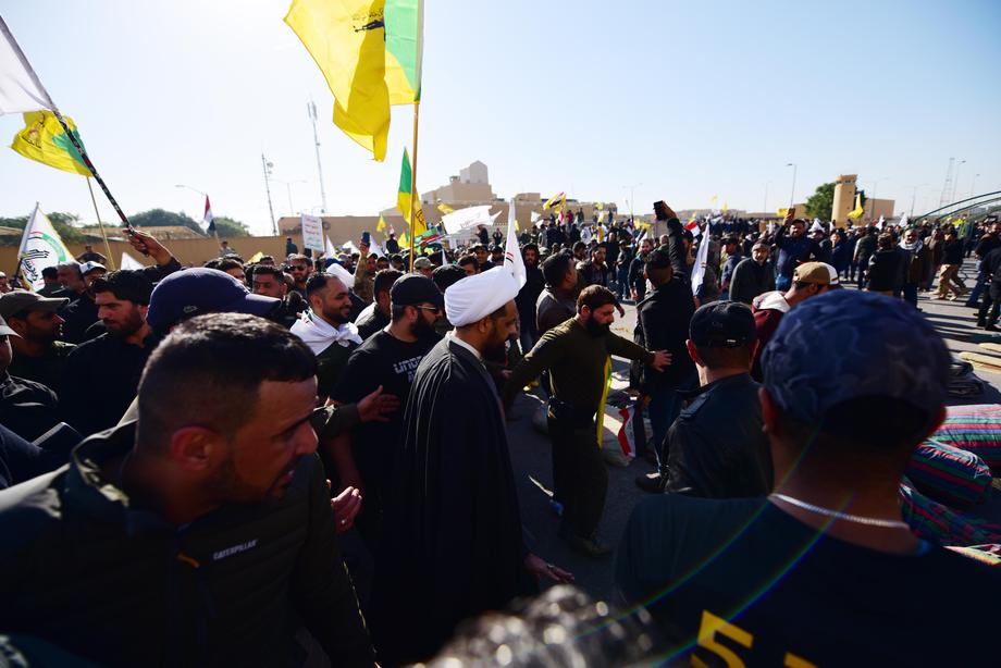 Stare de asediu la ambasada SUA din Bagdad. Mii de protestatari violenți au strigat ”Moarte Americii”