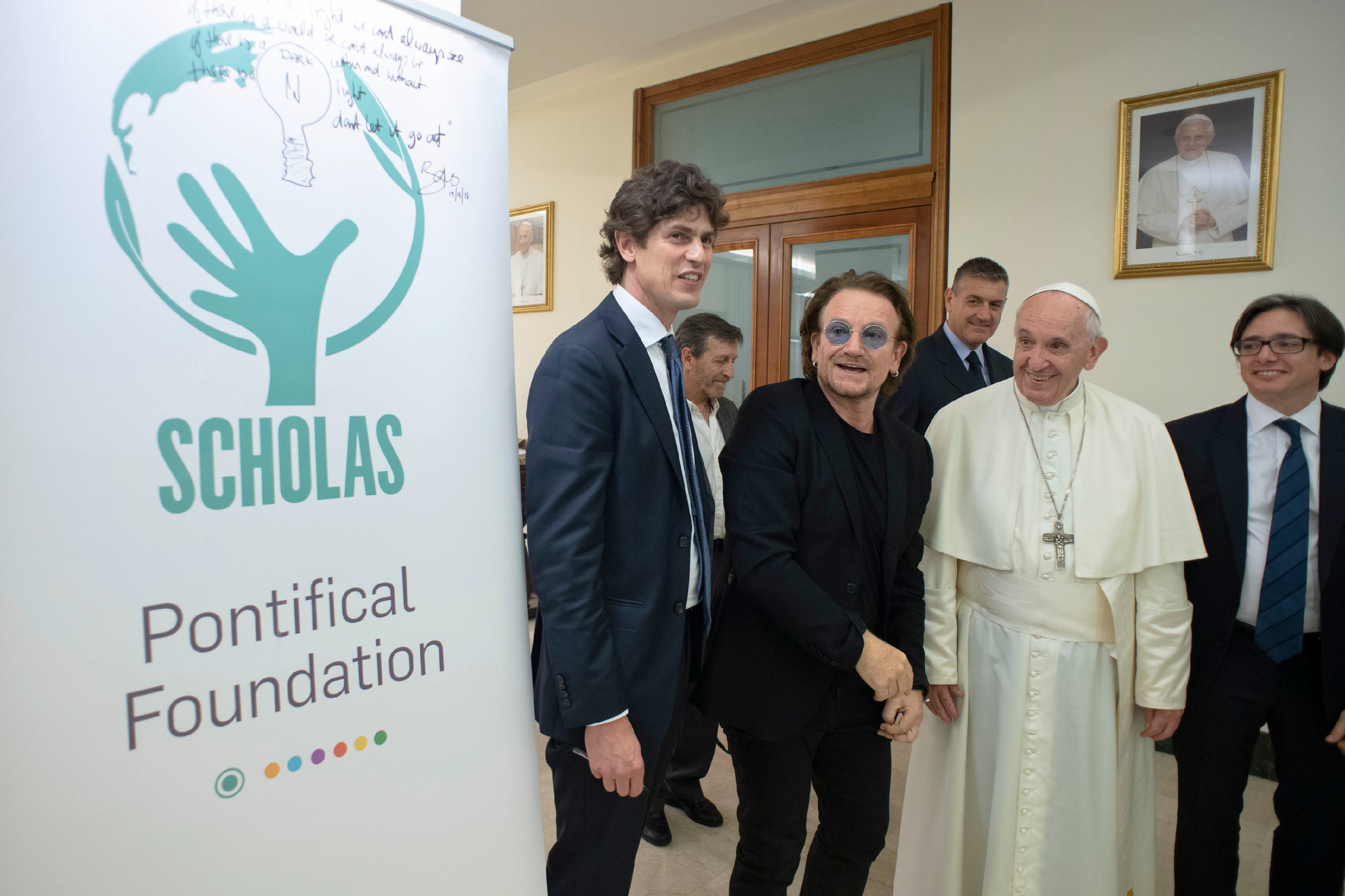 FOTO | Bono a discutat cu Papa Francis despre scandalurile de agresiune sexuală din Biserică: Se putea vedea durerea pe chipul lui