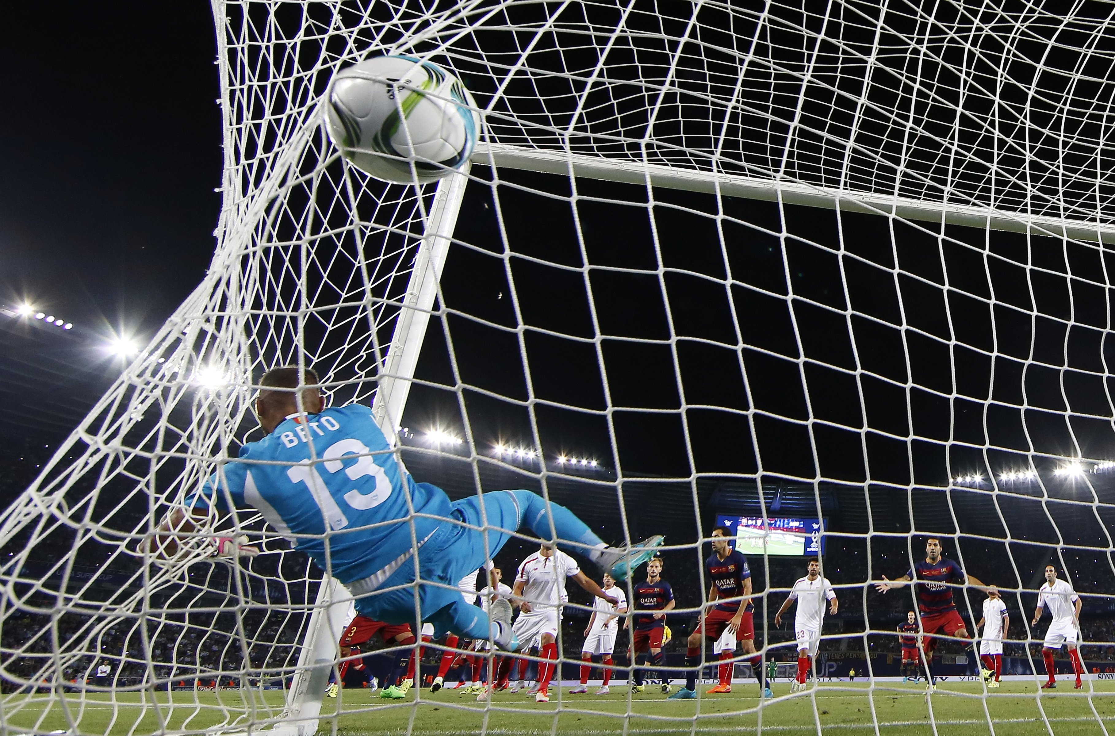 Supercupa Europei: FC Barcelona - FC Sevilla 4-4, 5-4 după prelungiri. Fabulos! Unul dintre cele mai frumoase meciuri din istorie. Andaluzii au revenit miraculos, de la 1-4! ^Legitimat la Sevilla, Raul Rusescu n-a fost inclus în lot, ci se pregătește separat, așteptând să fie iarăși izgonit / GALERIE FOTO & VIDEO