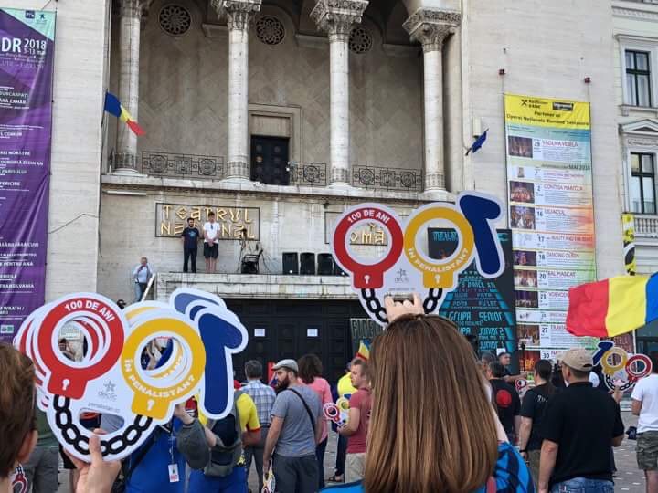 Mii de oameni au protestat în Piața Victoriei. Câțiva manifestanți s-au îmbrâncit cu jandarmii. Proteste și în alte orașe- FOTO ȘI VIDEO
